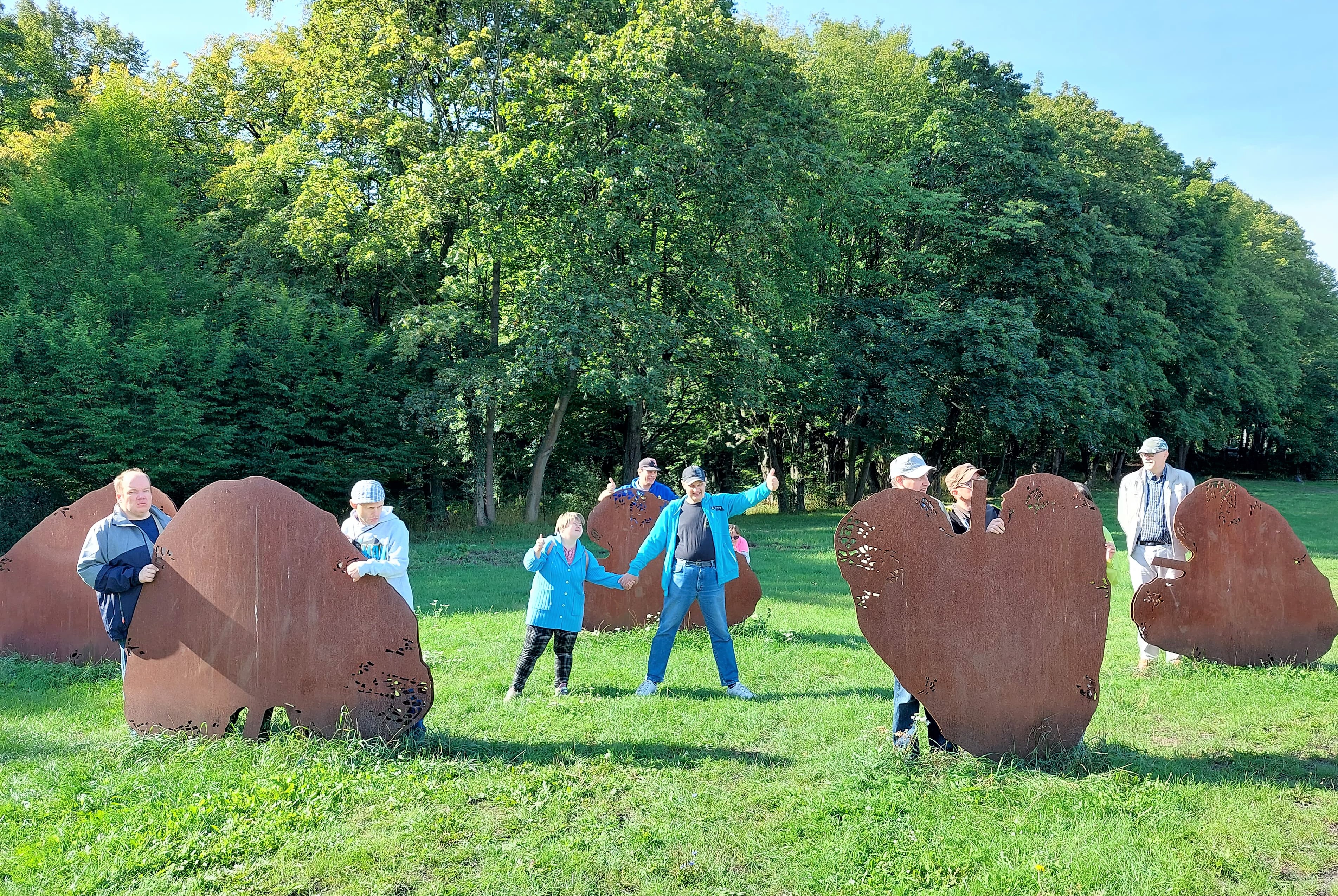 Grupa ludzi w ogrodzie 