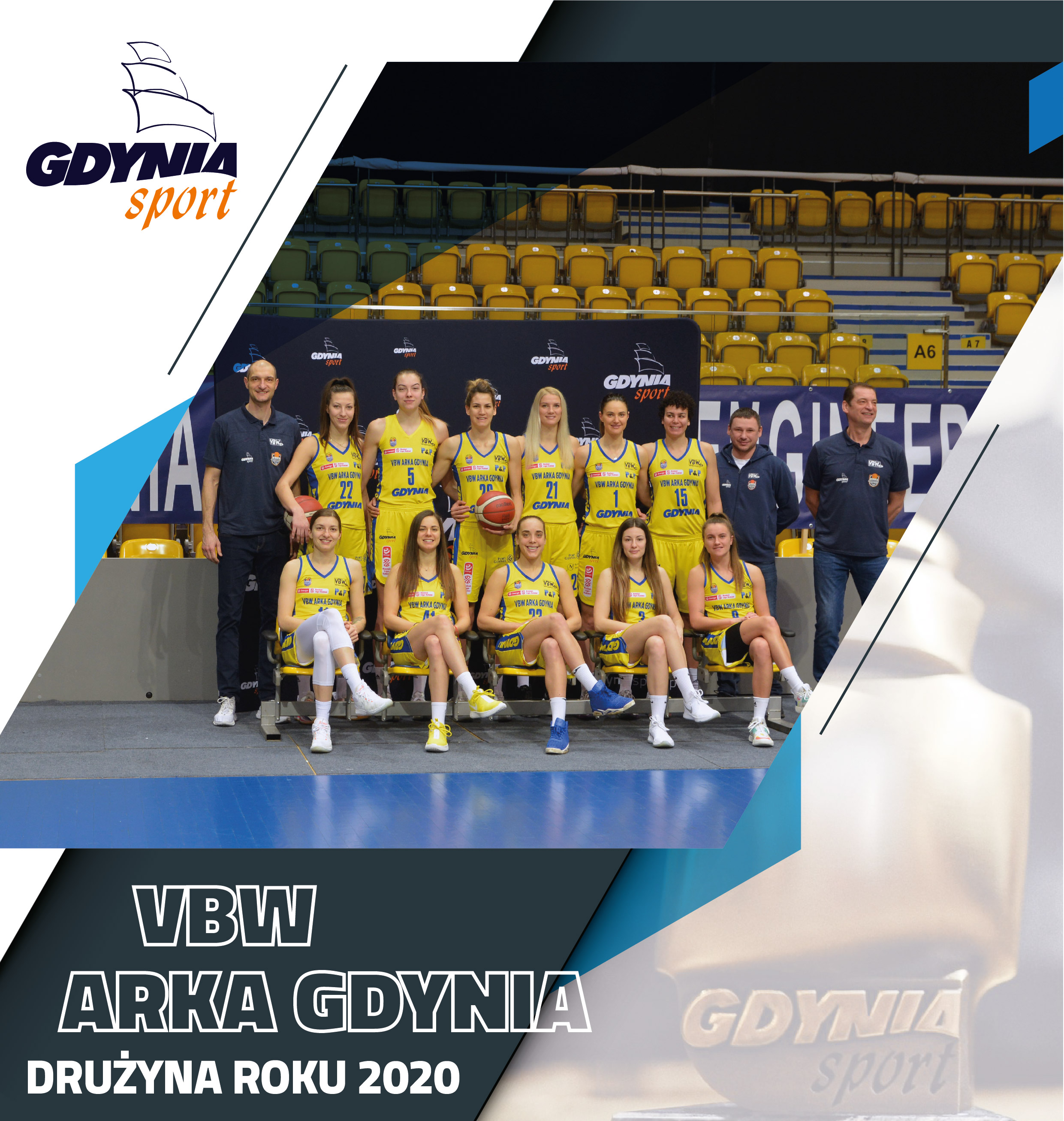 Na zdjęciu widoczna jest cała drużyna VBW Arki Gdynia pozująca do wsp&oacute;lnego zdjęcia na tle trybun oraz ścianki "Gdynia Sport"