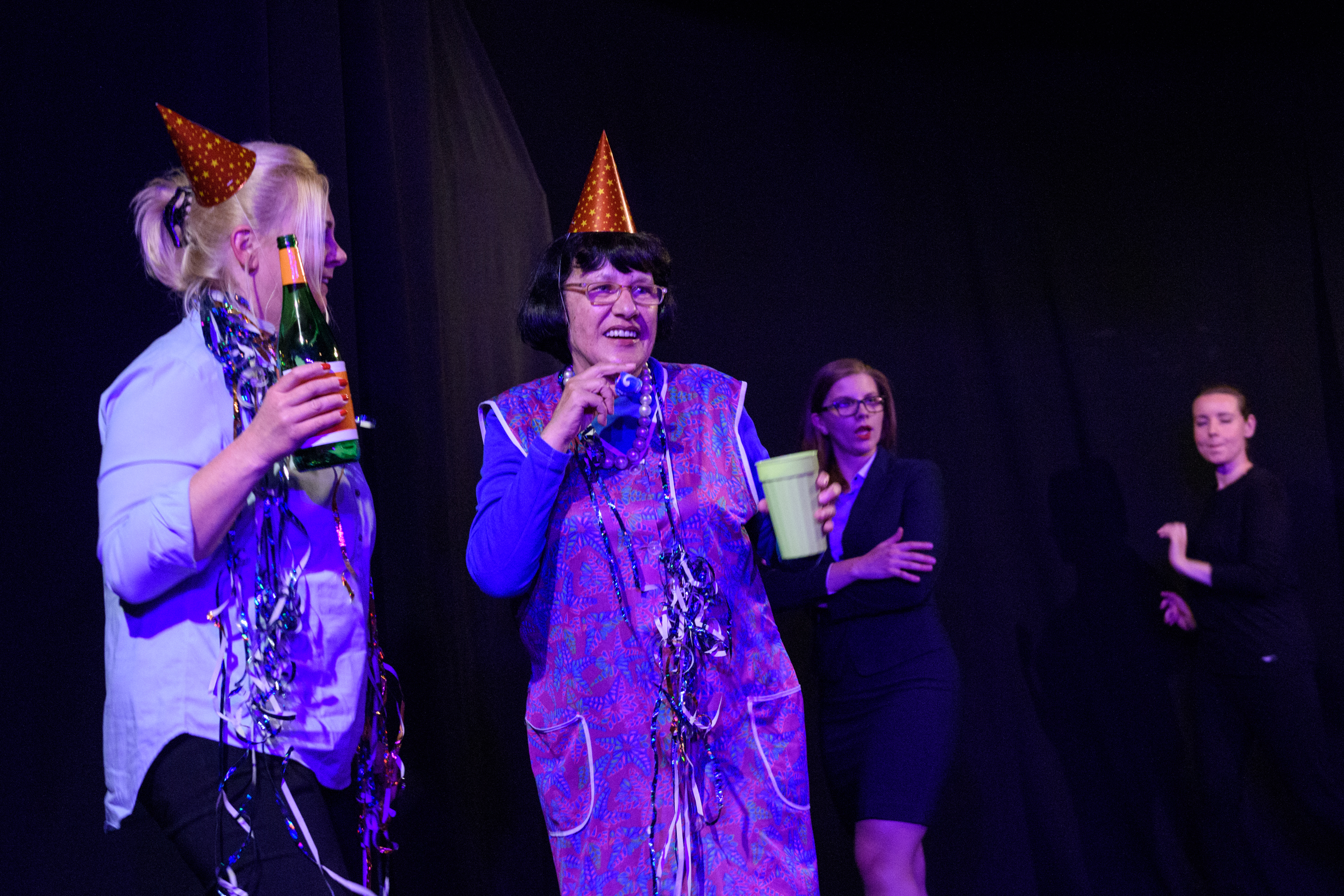 Na zdj. Maryla Wolska (druga od lewej) w spektaklu &bdquo;Umowa o arcydzieło", fot. GCK