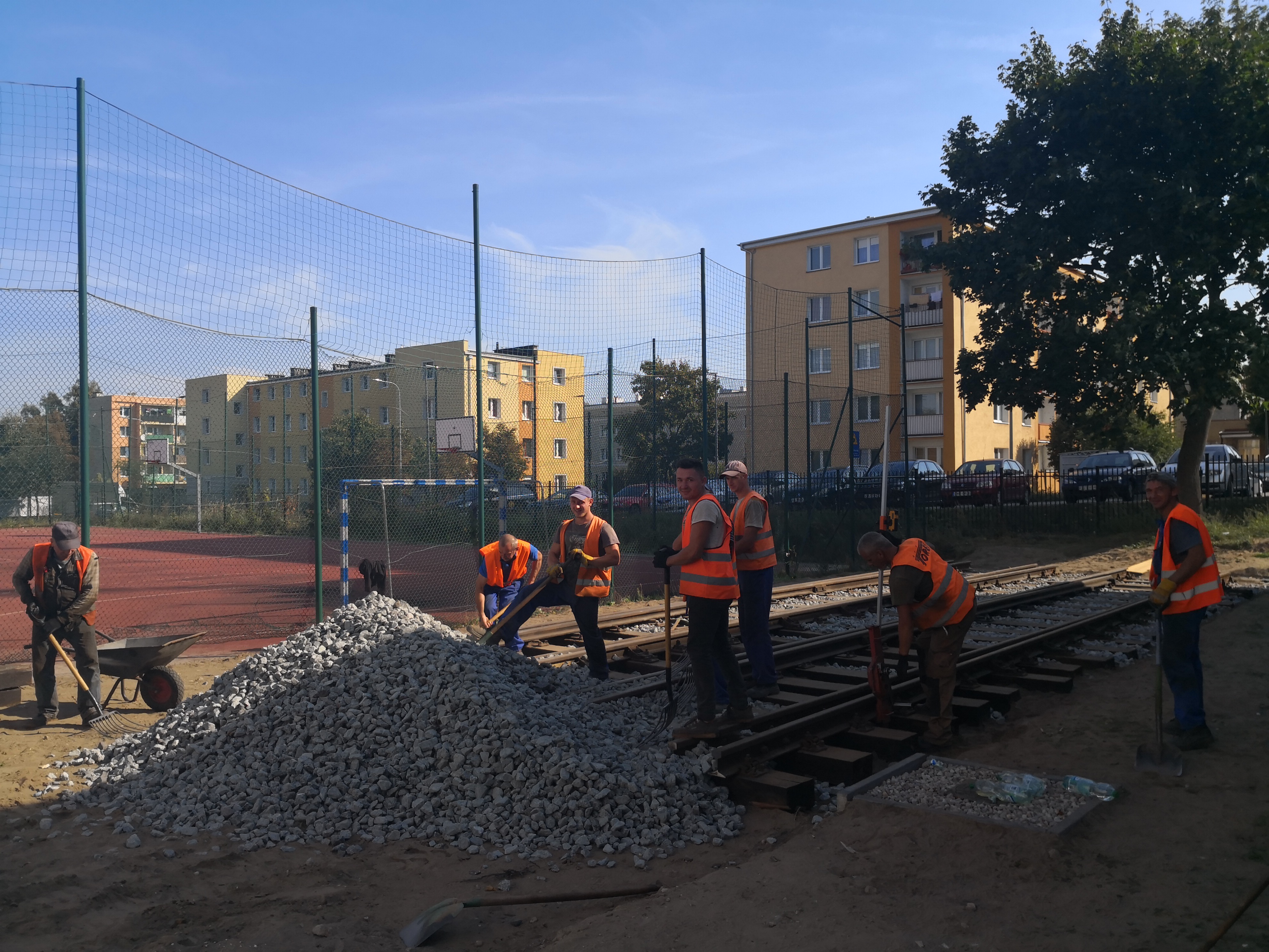 Pawilon wraz z przyległym terenem został już częściowo wyposażony w elementy infrastruktury kolejowej, materiały szkoły