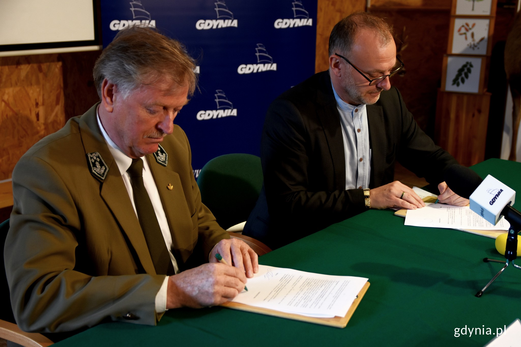  Porozumienie o wsp&oacute;łpracy podpisali: Janusz Mikoś, nadleśniczy Nadleśnictwa Gdańsk i Michał Guć, wiceprezydent Gdyni ds. innowacji, fot. Paweł Kukla. 