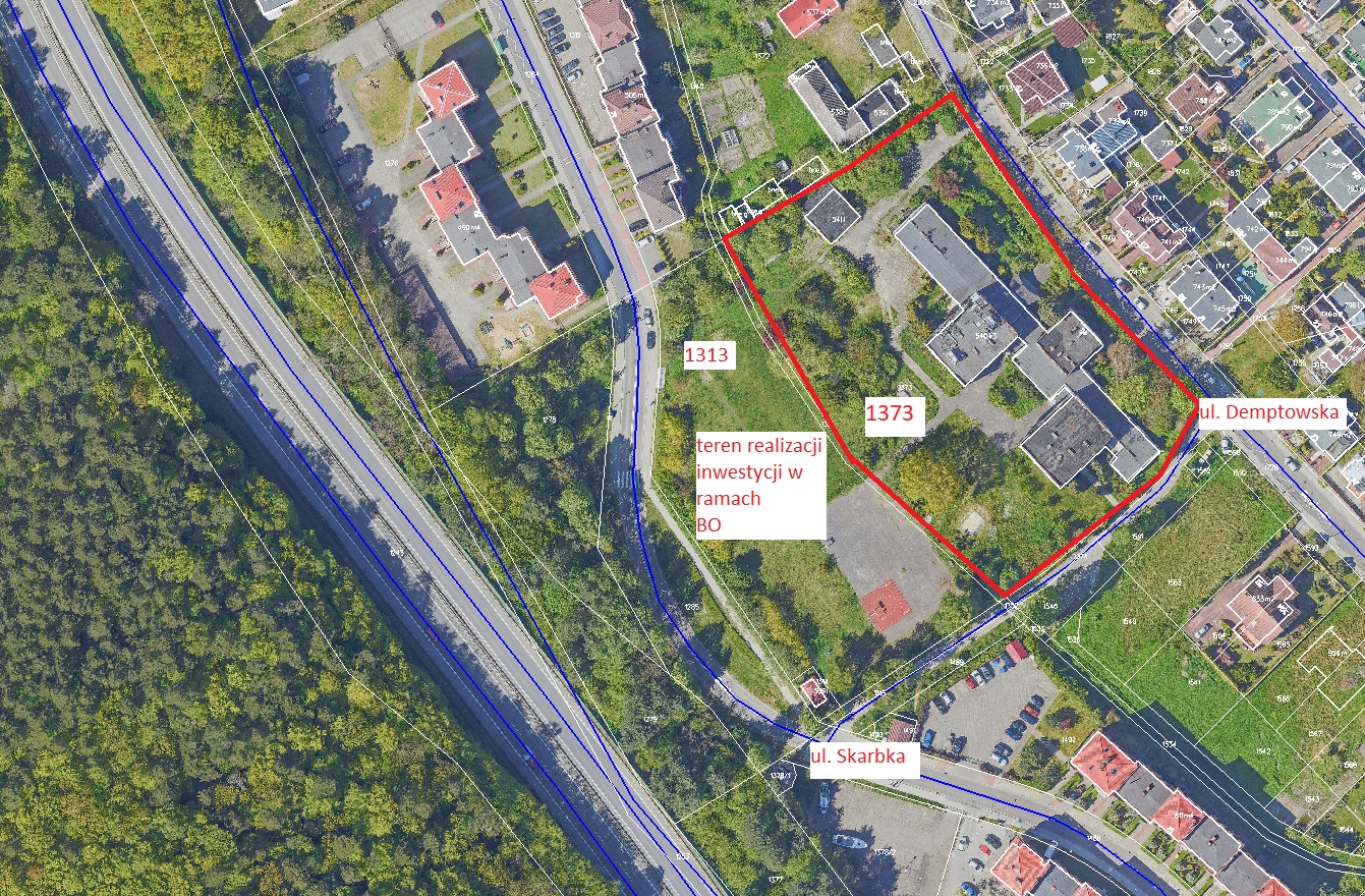 Gminna działka, kt&oacute;ra będzie brana pod uwagę przy ustalaniu nowego sposobu zagospodarowania zaznaczona na czerwono. Tuż obok druga część grunt&oacute;w po byłym Domu Dziecka, gdzie od kilku lat powstaje teren sportowo-rekreacyjny, fot. mat. Wydziału Gospodarki Nieruchomościami i Geodezji Urzędu Miasta Gdyni