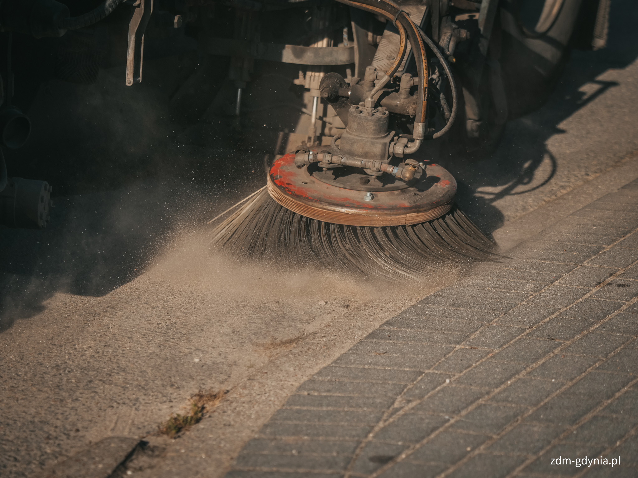 Sprzątanie jezdni szczotką mechaniczną (fot. Marcin Mielewski, Zarząd Dr&oacute;g Miejskich)