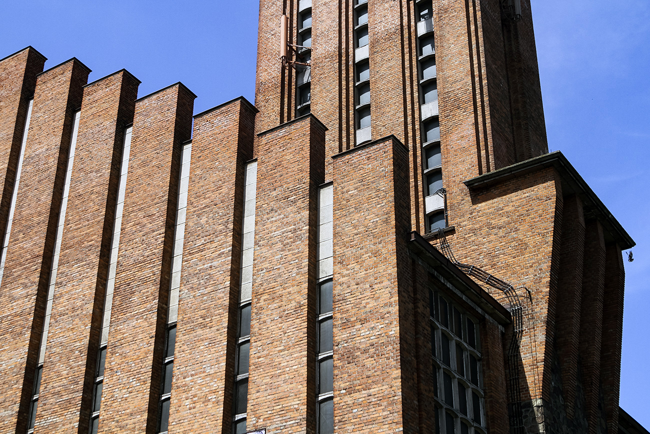 Fragment ceglanego kościoła wsp&oacute;łczesnego.