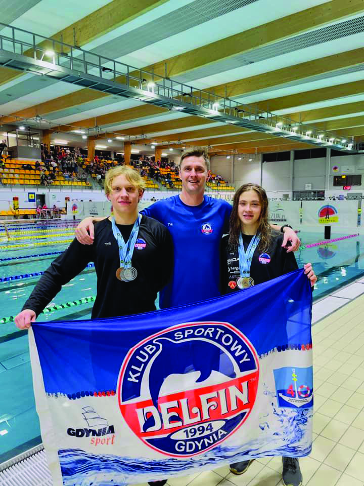 Na zdjęciu Adam Zdybel, trener Przemek Czok&oacute;w i Zofia Chrzan/fb KS Delfin