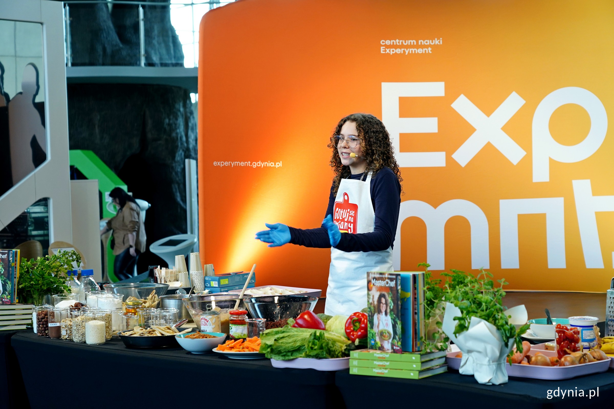 Hela Kłobucka, zwyciężczyni programu &bdquo;MasterChef Junior 2022&rdquo;, podczas pokazu gotowania na żywo w ramach &bdquo;Śniadania mistrz&oacute;w&rdquo; (fot. Magdalena Czernek)