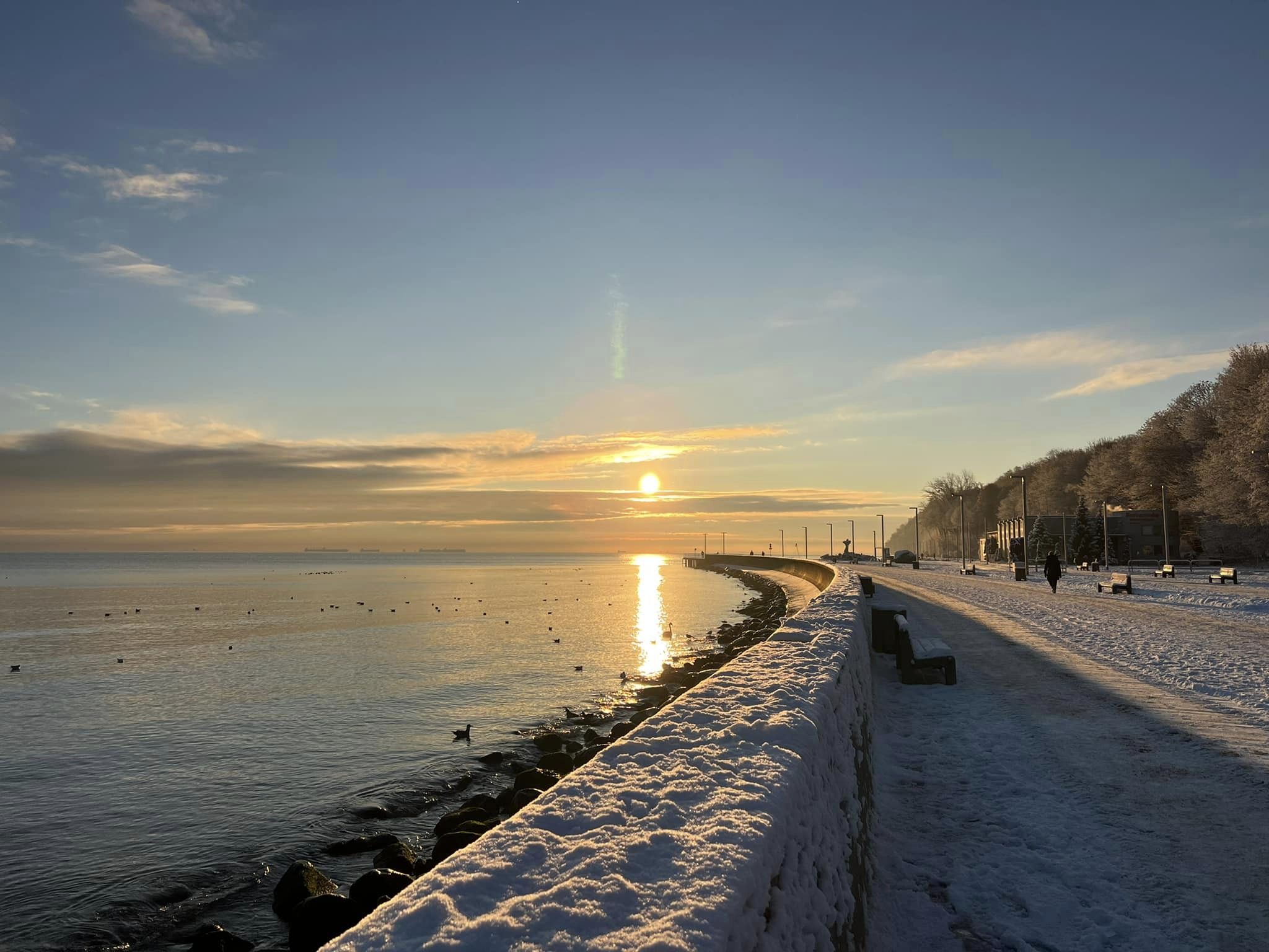 Absolutny klasyk wśr&oacute;d zimowych spacer&oacute;w po Gdyni, czyli bulwar Nadmorski - tutaj o wschodzie słońca, fot. Radek Przybyszewski / z naszej facebookowej grupy &bdquo;Gdynia w obiektywie&rdquo; (facebook.com/groups/gdyniawobiektywie)