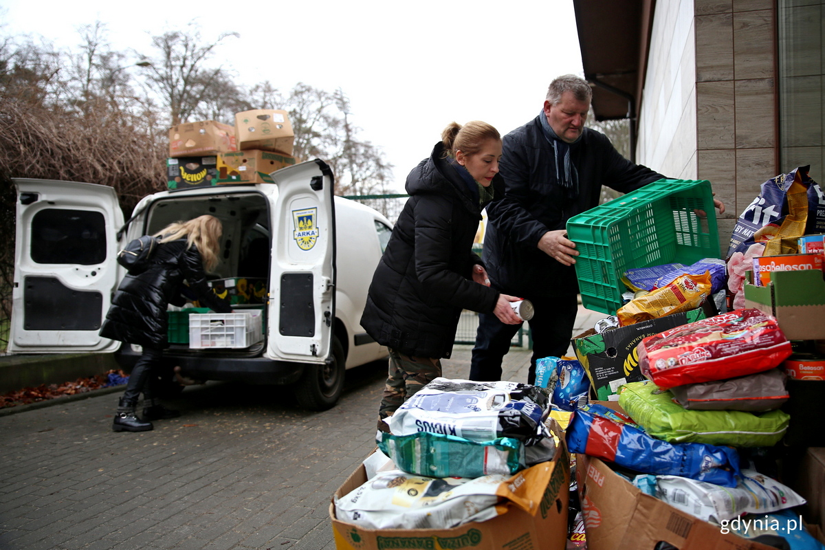 Joanna Janiak z "Ciapkowa" odbiera dary od Jarosława Kłodzińskiego. Fot. Przemysław Kozłowski