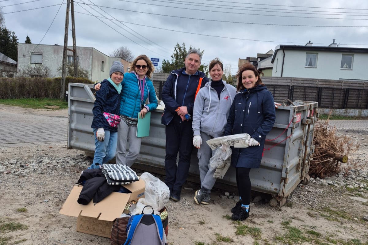Radni dzielnicy Wielki Kack z mieszkańcami i radną miasta Anną Szpajer podczas akcji sprzątania z okazji Dnia Ziemi (fot. Rada Dzielnicy Wielki Kack)