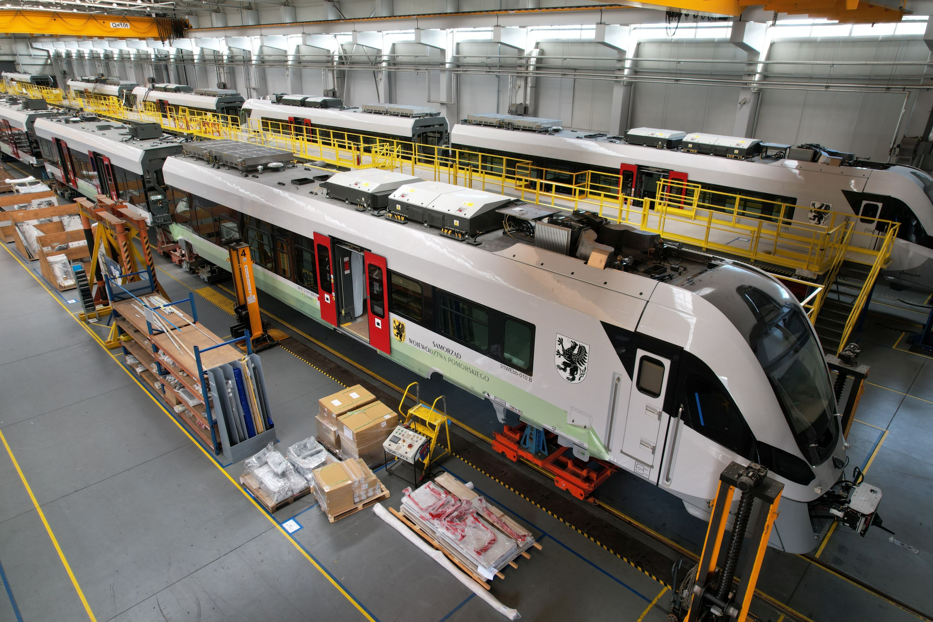 Wagon kolejowy w produkcji na hali fabrycznej.