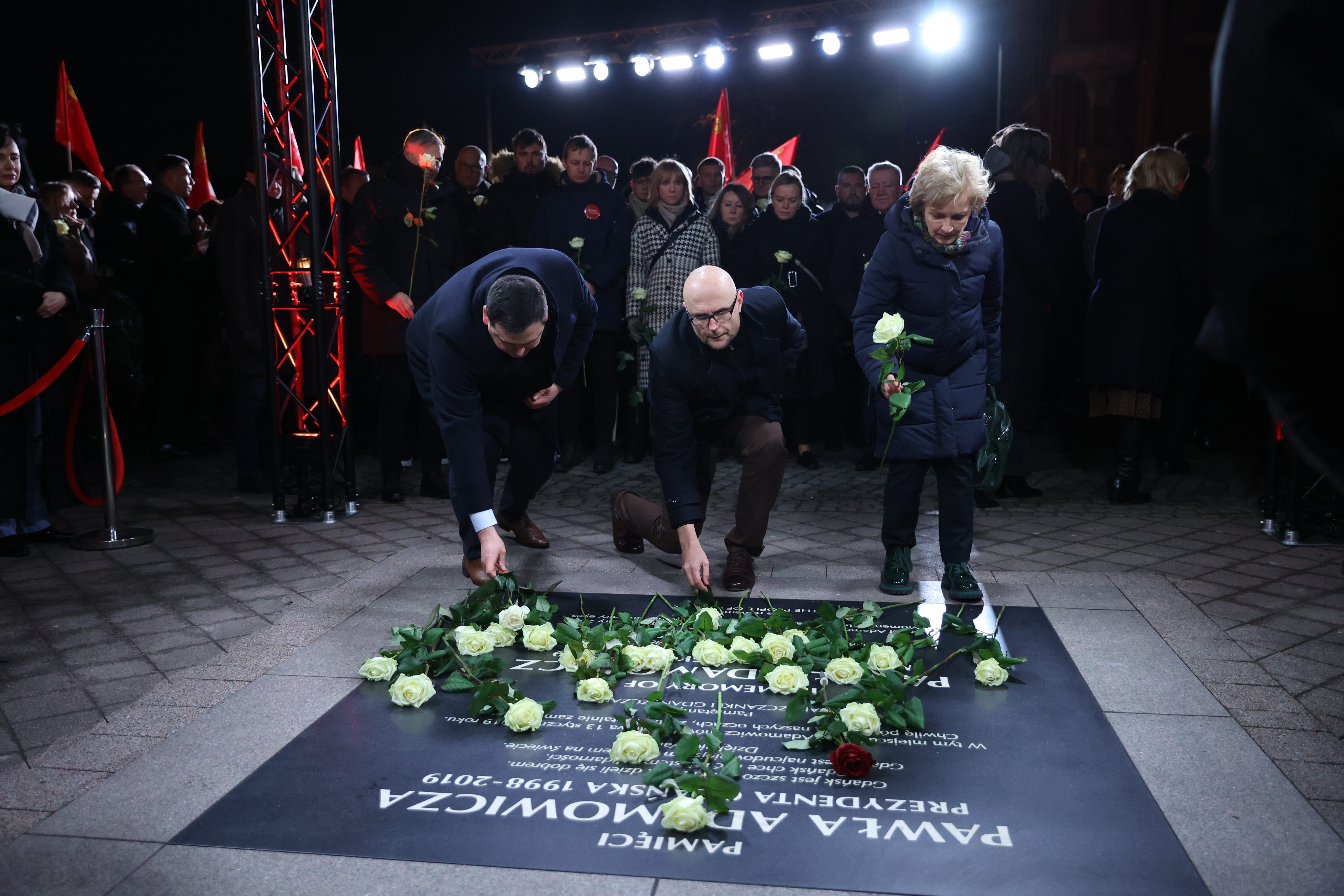 Kwiaty przy tablicy pamiątkowej składają m.in.: wiceprezydent Gdyni Bartłomiej Austen i sekretarz miasta Łukasz Kobus