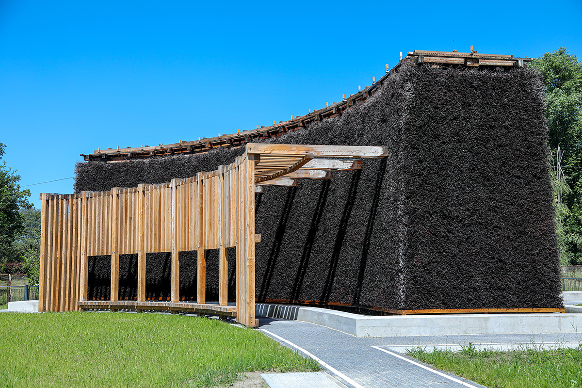 Tężnie nad Zalewem Nowohuckim, źr&oacute;dło: krakow.pl