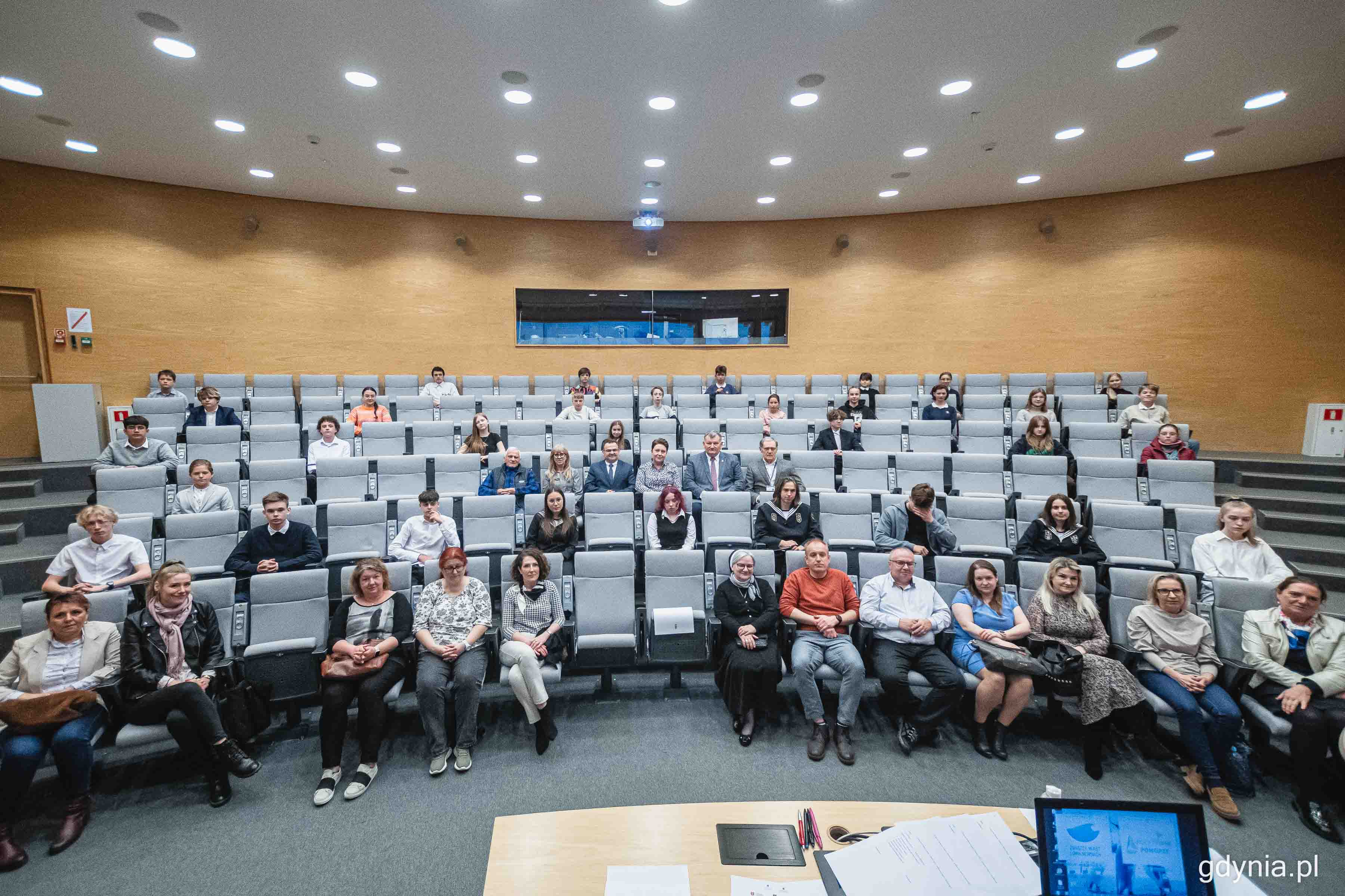 Uczestnicy gdyńskiego p&oacute;łfinału wraz z organizatorami i opiekunami w sali Muzeum Marynarki Wojennej, fot. Kamil Złoch