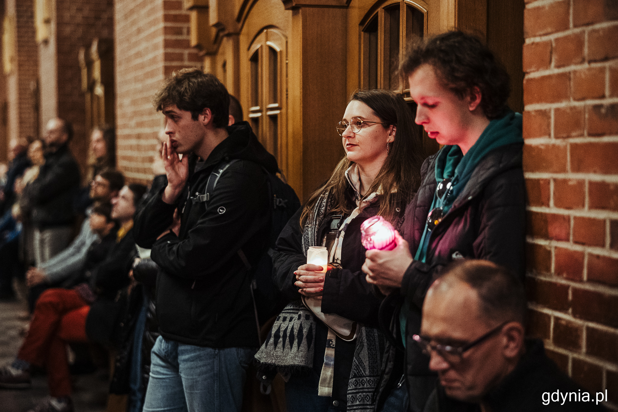 Tradycyjnie słuchacze przynieśli ze sobą światełka