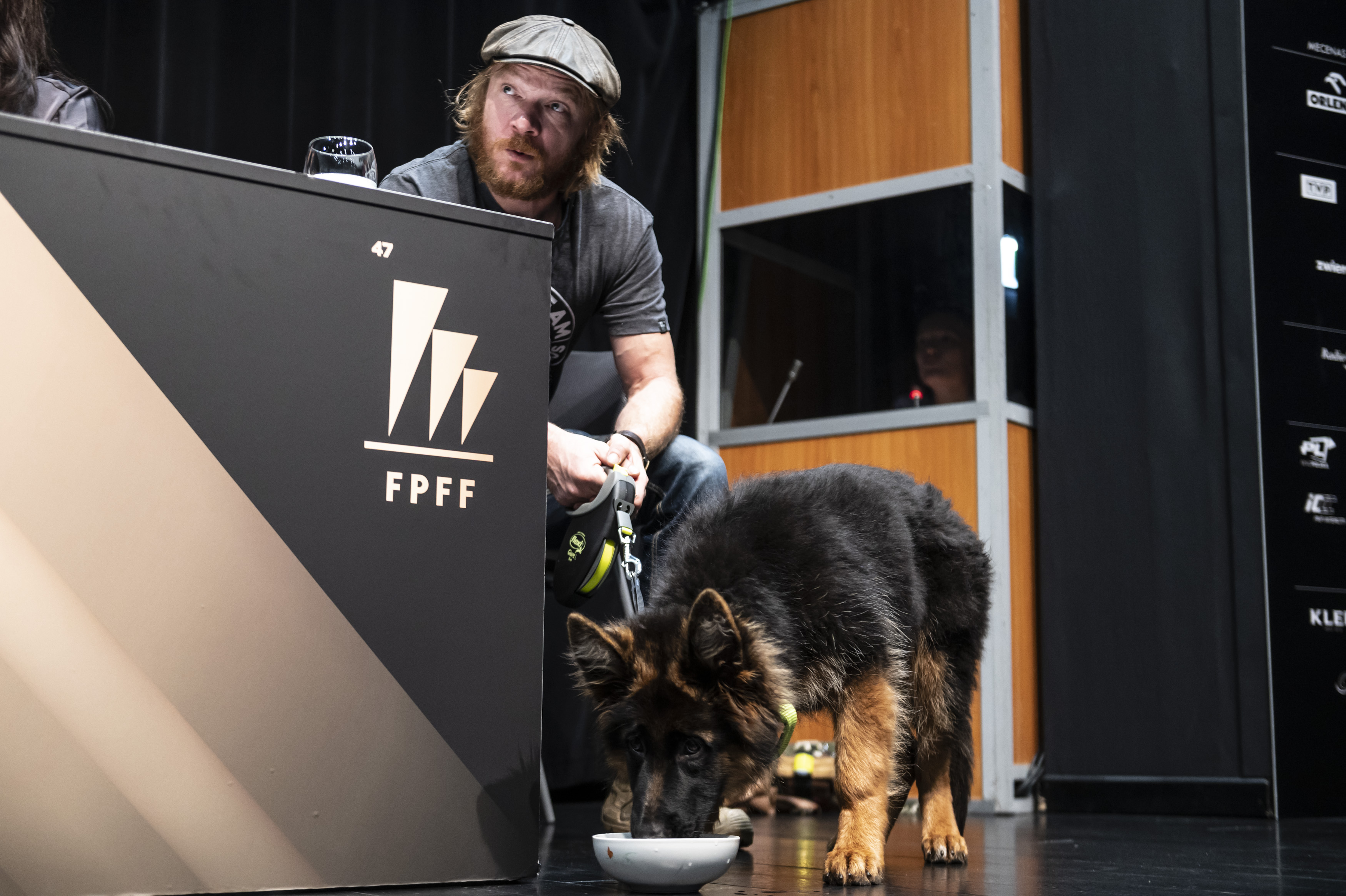 Eryk Lubos na konferencji filmu "Tata" pojawił się razem ze swoim czworonogiem, fot. Anna Bobrowska / mat. prasowe FPFF