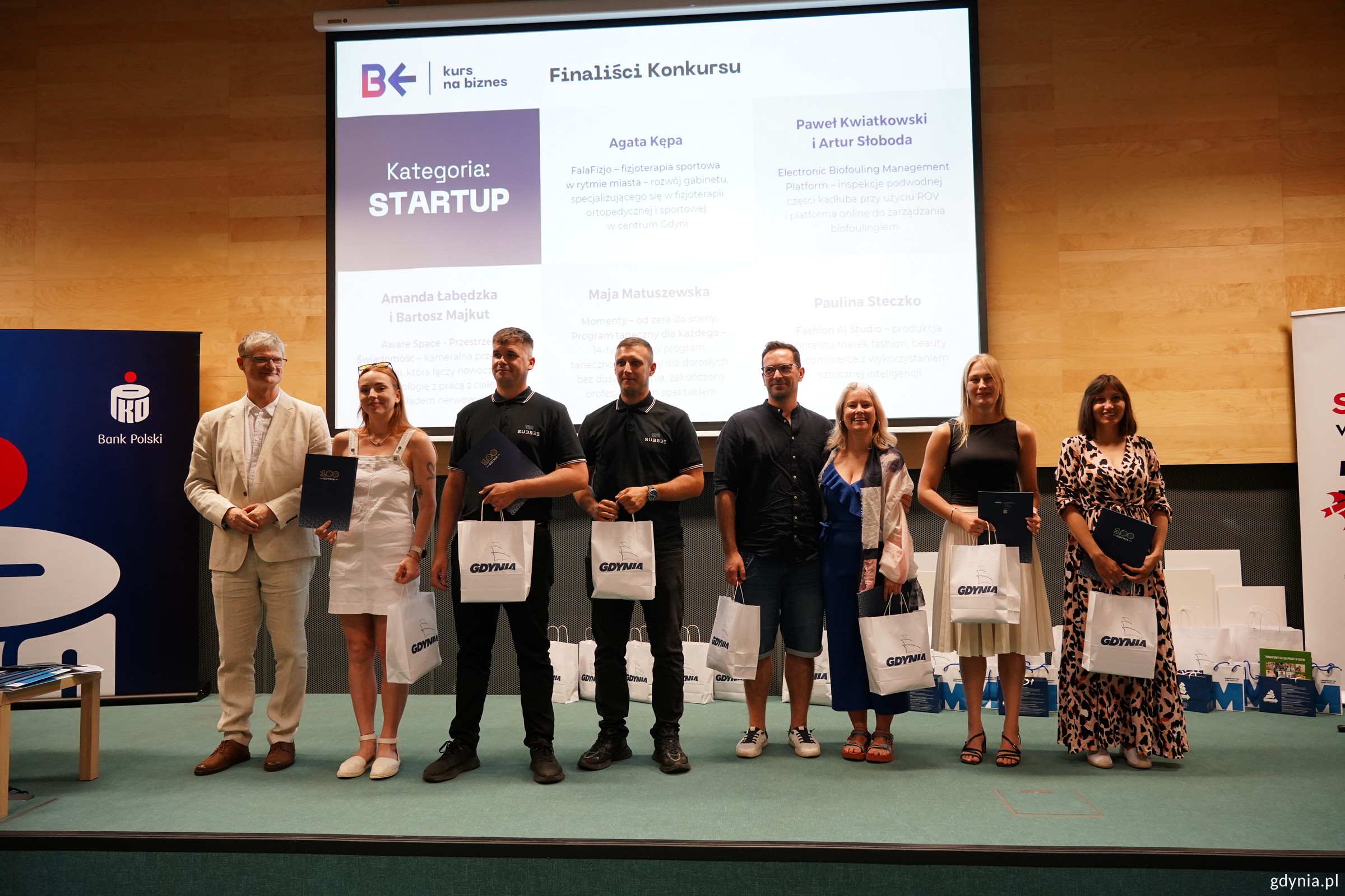 Laureaci i finaliści konkursu w kategorii Startup w towarzystwie m.in. wiceprezydenta Rafała Geremka