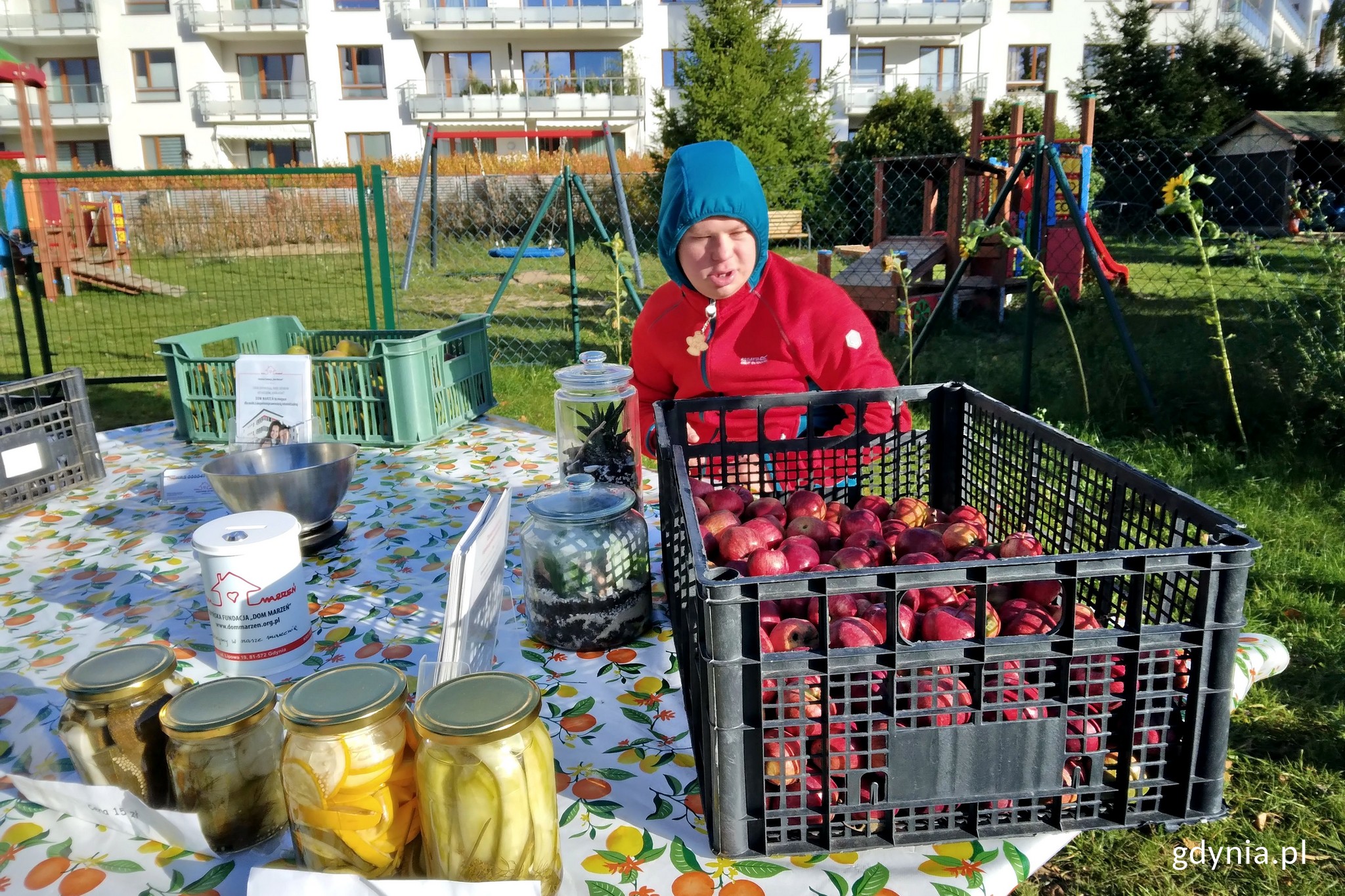Jeden z mieszkańc&oacute;w Domu Marzeń przy stoisku z owocami i przetworami // fot. Magdalena Czernek