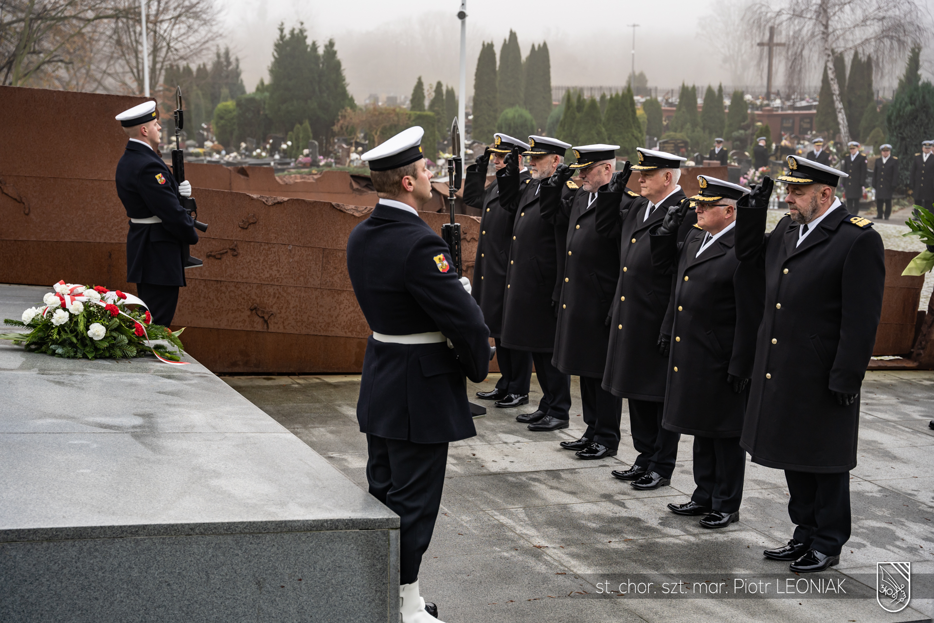 Złożenie wiązanek kwiat&oacute;w na Cmentarzu Marynarki Wojennej. Fot. st. chor. szt. mar. Piotr Leoniak