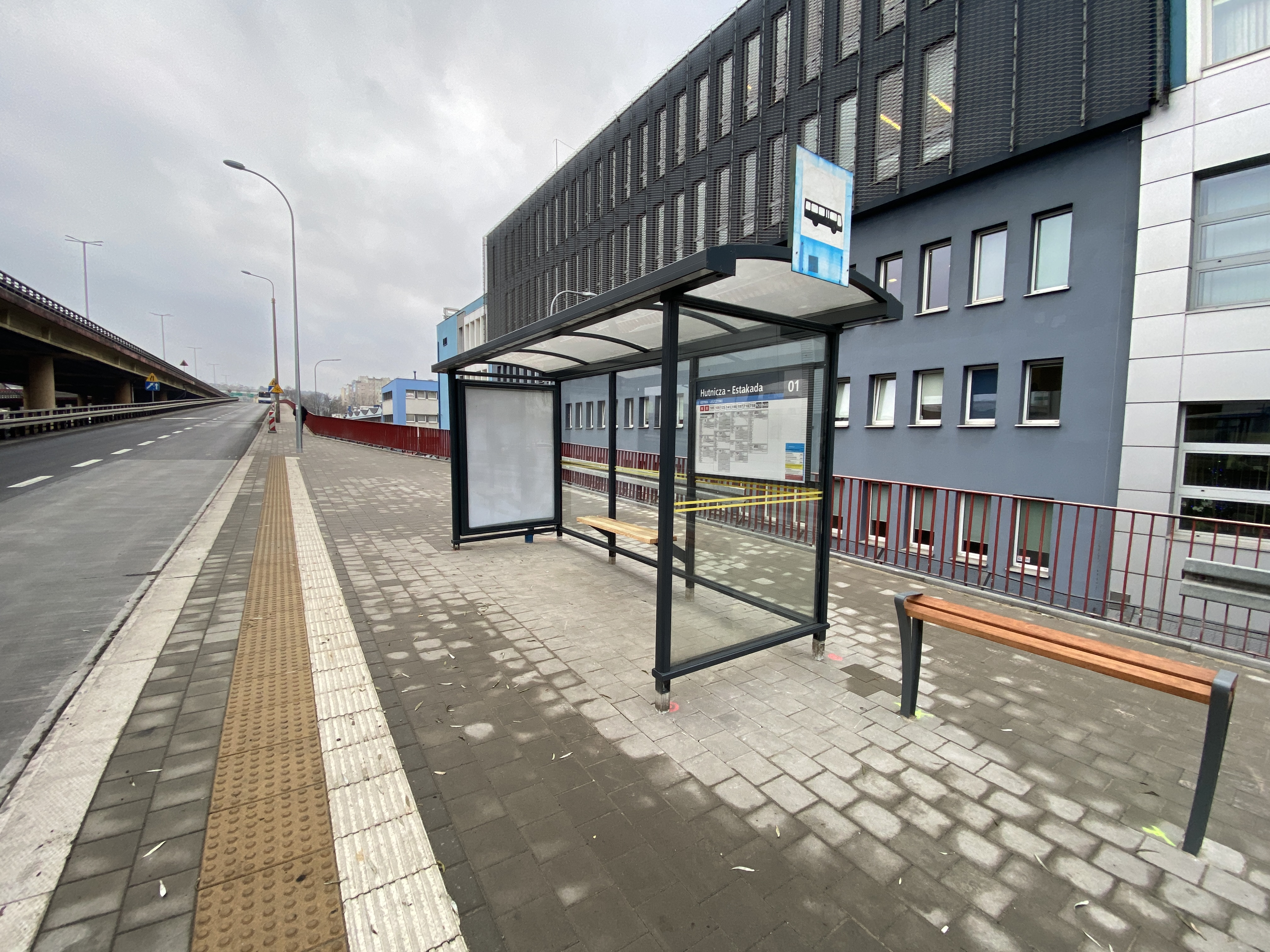 Płyty fakturowane, nowa ławka w wiacie przystankowej i dodatkowe przysiadaki // fot. ZDiZ