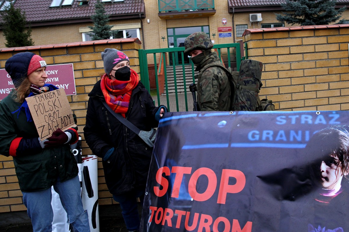 Og&oacute;lnopolski protest przeciw niehumanitarnemu traktowniu uchodźc&oacute;w przed posterunkiem Straży Granicznej w Michałowie na Podlasiu, 23 października 2021. Fot. Przemysław Kozłowski / Testigo Documentary