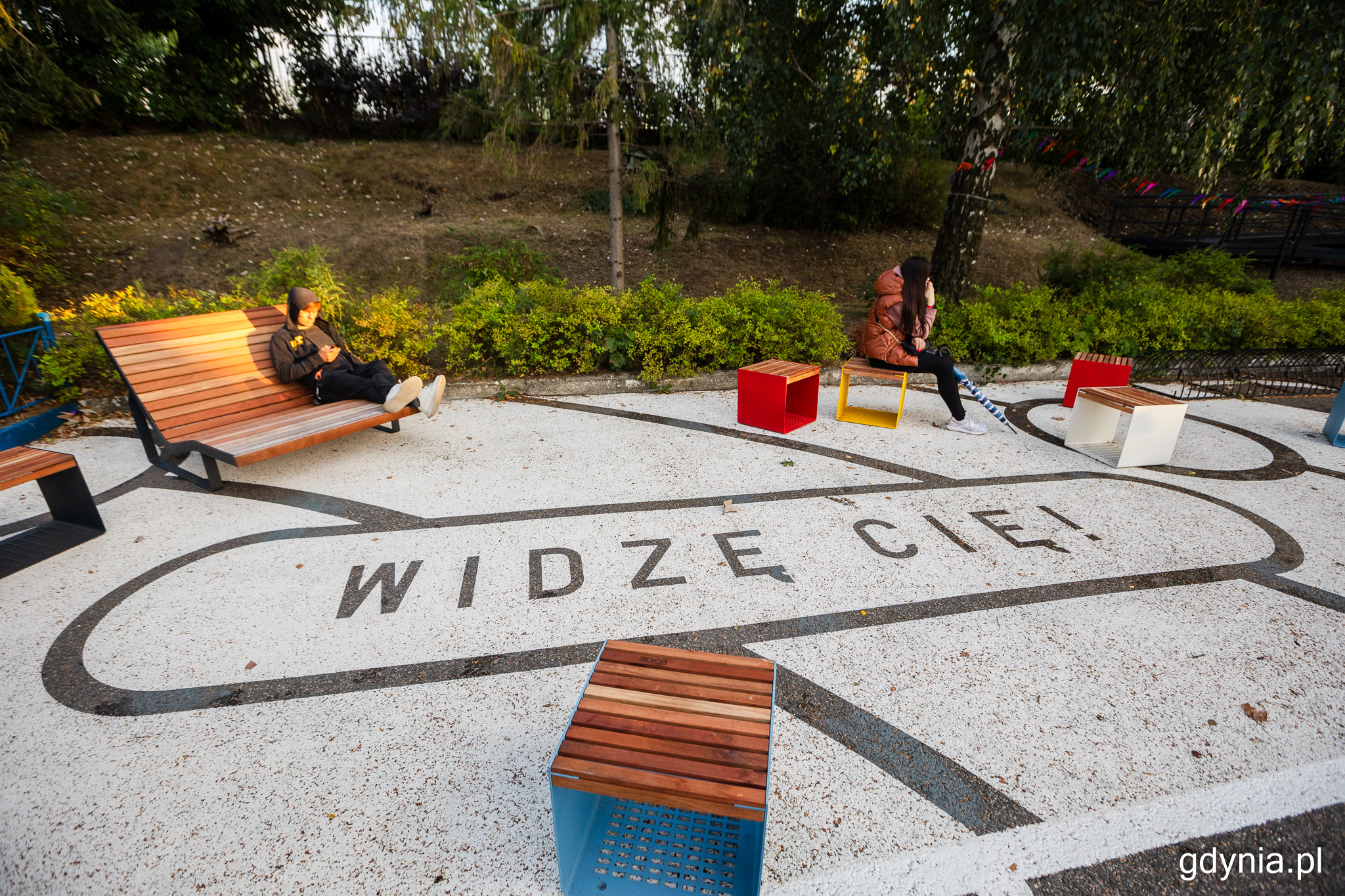 Jeden z napis&oacute;w i siedziska na pierwszej ulicy szkolnej w Gdyni (fot. Karol Stańczak)