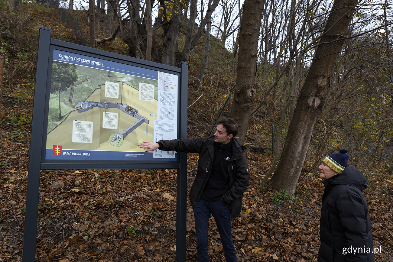 Kamil Sarapuk opowiada spotkanemu przechodniowi o schronie na Kamiennej G&oacute;rze. Fot. Przemysław Kozłowski