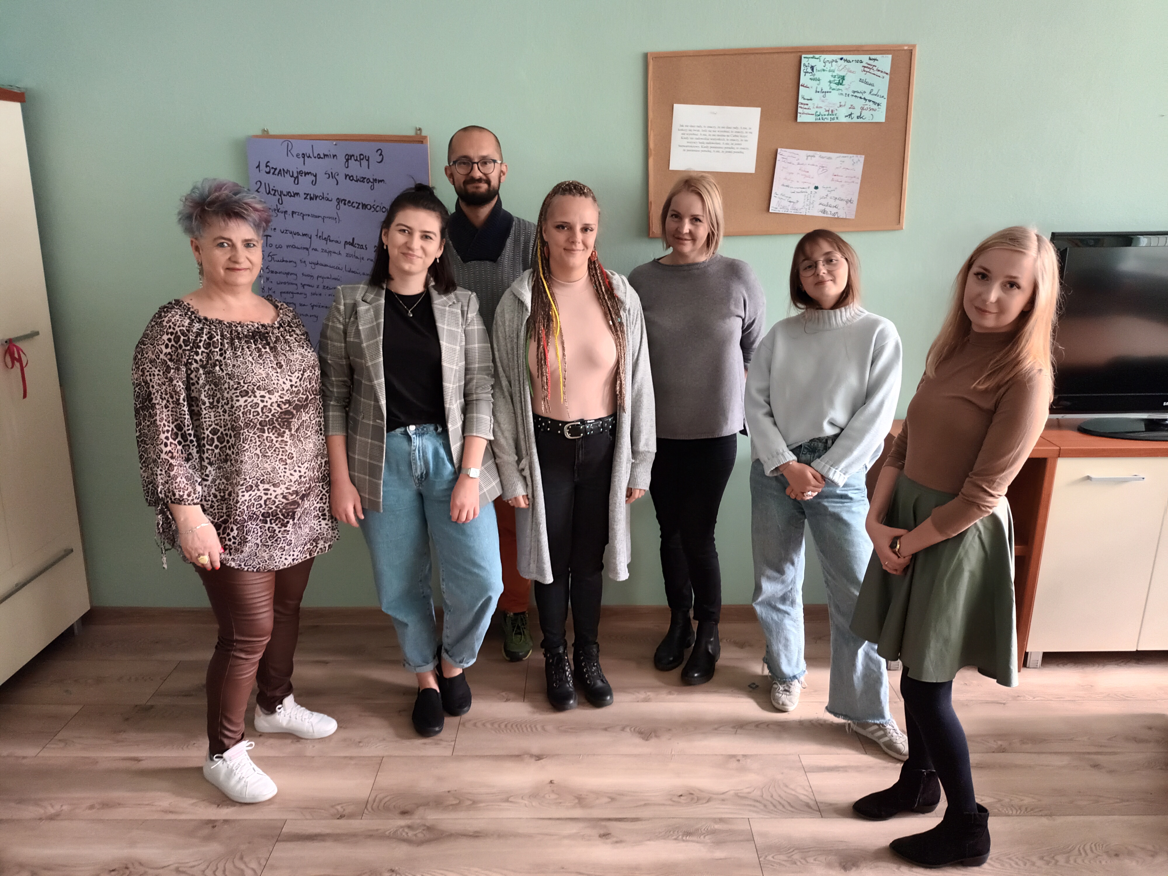 Grupa os&oacute;b pozująca do zdjęcia