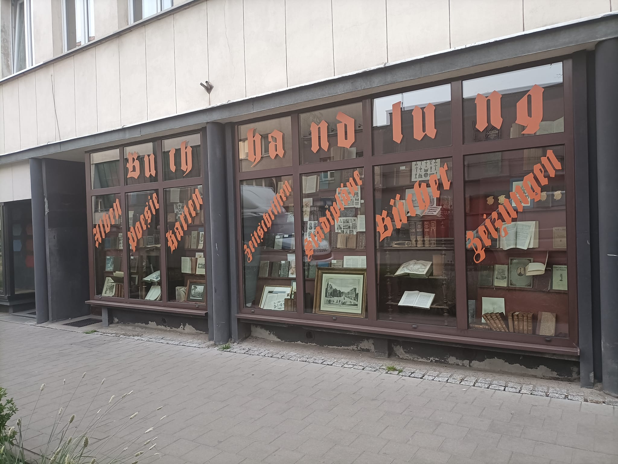 Scenografia na planie serialu &bdquo;Zatoka szpieg&oacute;w&rdquo;, fot. Wioletta Hawrysiuk / z facebookowej grupy &bdquo;Gdynia w obiektywie&rdquo;