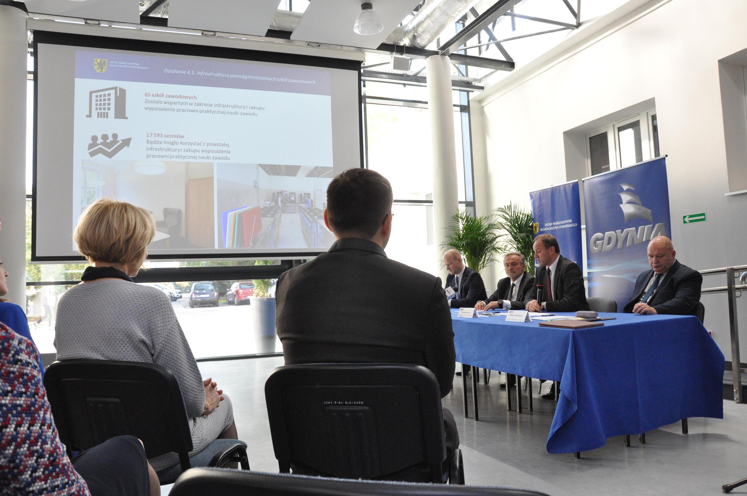 Bartosz Bartoszewicz, wiceprezydent Gdyni ds. jakości życia, Wojciech Szczurek, prezydent Gdyni, Mieczysław Struk, marszałek wojew&oacute;dztwa pomorskiego oraz Wiesław Byczkowski, wicemarszałek wojew&oacute;dztwa pomorskiego, fot. Małgorzata Omachel-Kwidzińska.