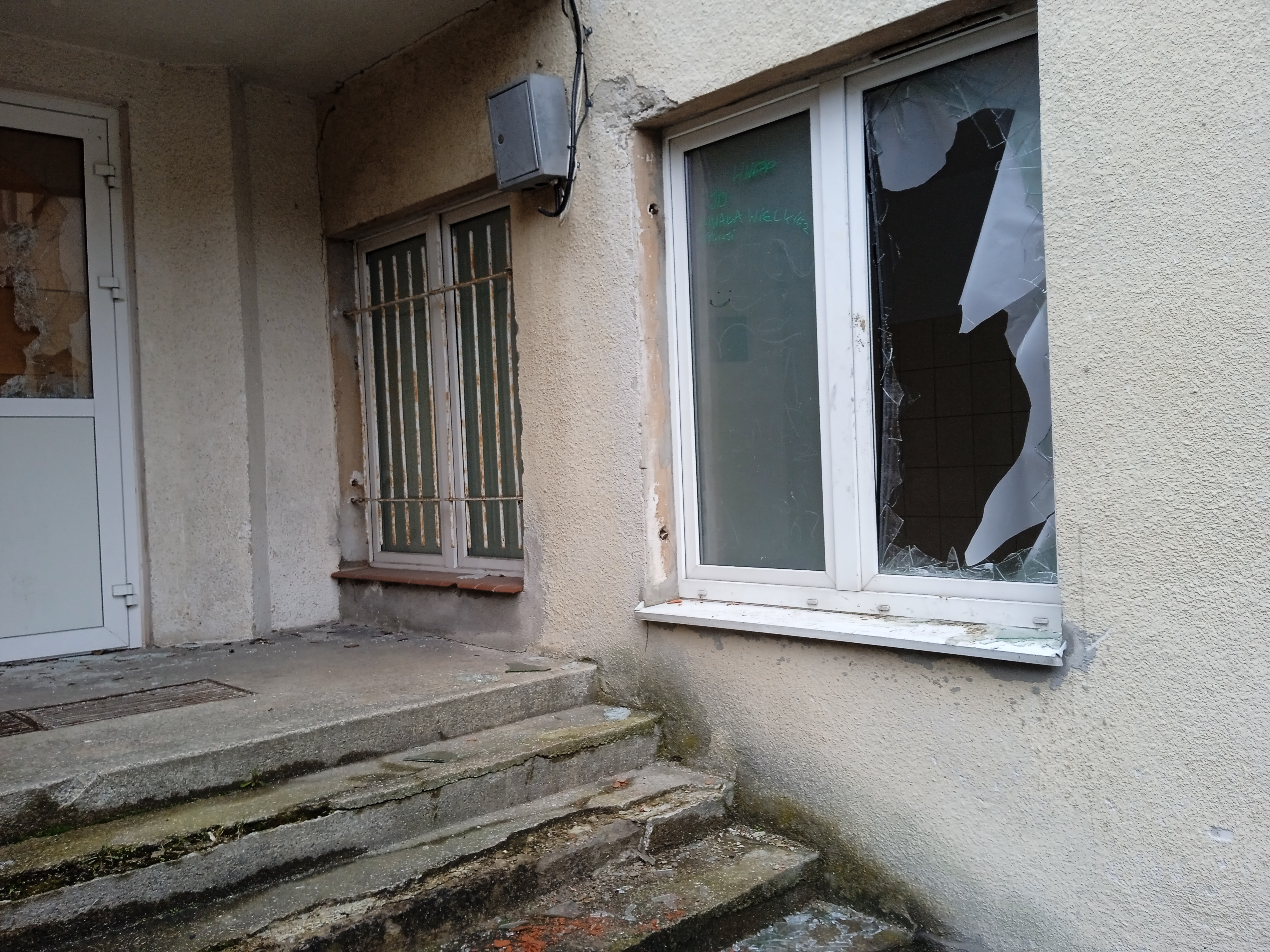 Budynek regularnie wzbudza zainteresowanie postronnych os&oacute;b, co wymaga regularnych interwencji Straży Miejskiej, fot. mat. Zarządu Budynk&oacute;w i Lokali Komunalnych w Gdyni