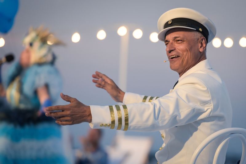 Mariusz Żarnecki jako Kapitan w spektaklu "Osiecka. Archipelagi" // fot. Roman Jocher