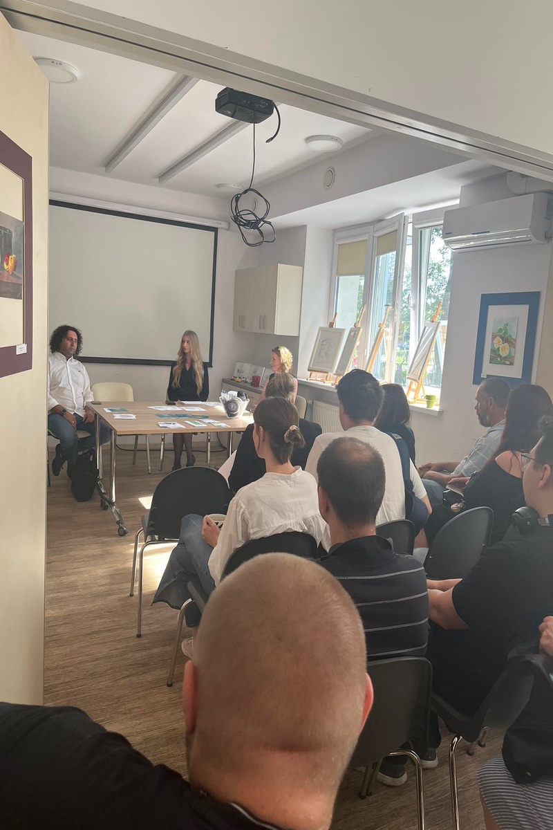 Uczestnicy targ&oacute;w pracy zorganizowanych w gdyńskim klubie Chrzan House w trakcie trwających warsztat&oacute;w informacyjnych. 