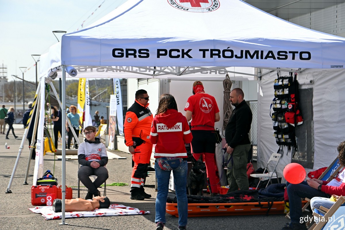 Jedna z dodatkowych atrakcji przygotowanych przez organizator&oacute;w - możliwość przyjrzenia się profesjonalnej pierwszej pomocy, kt&oacute;ra na pewno może być przydatna podczas samodzielnych rejs&oacute;w na pokładzie jachtu, fot. Magdalena Czernek