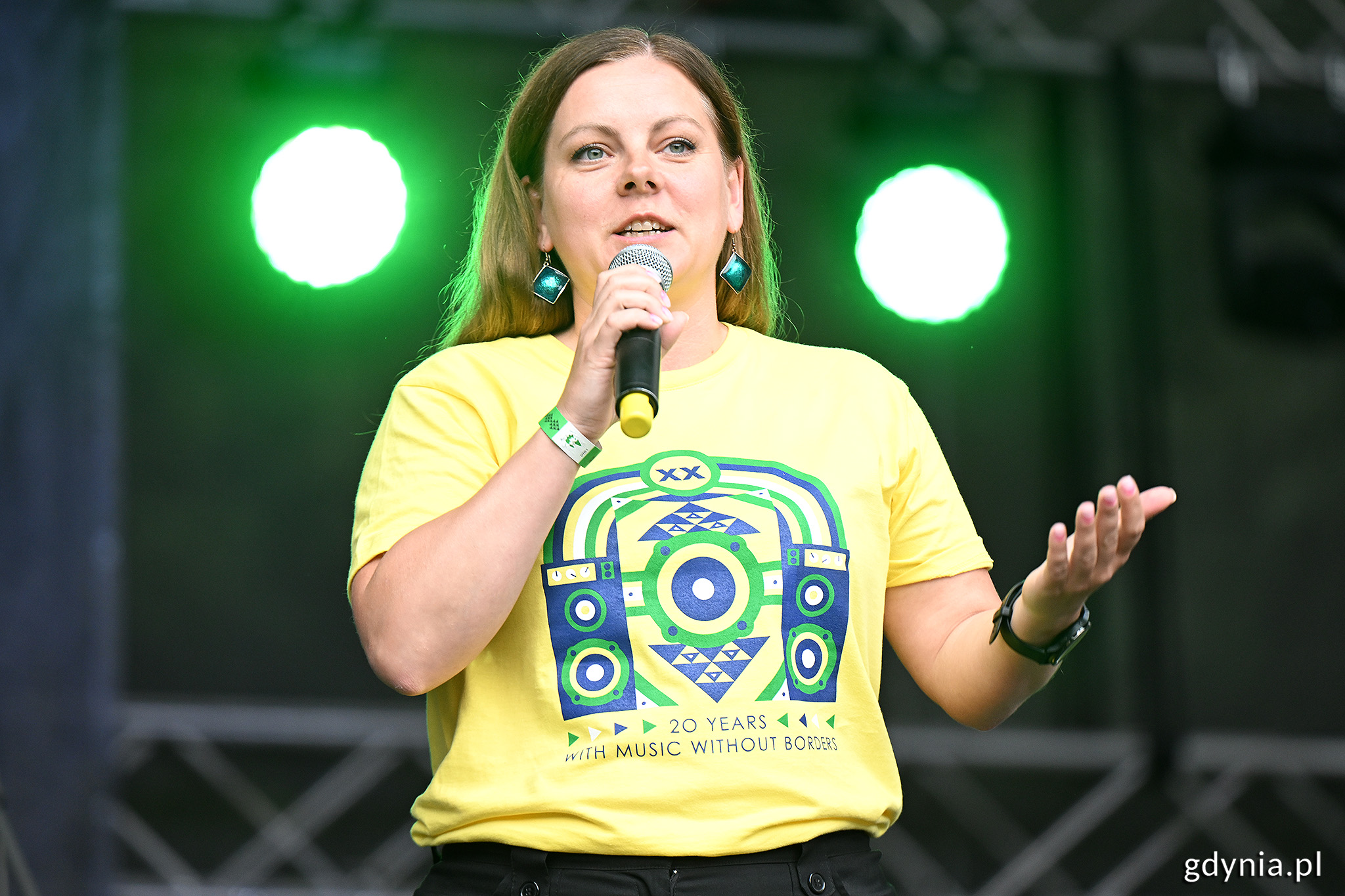 Prezydent Gdyni Aleksandra Kosiorek witająca uczestnik&oacute;w 20. edycji festiwalu Globaltica w parku Kolibki (fot. Michał Puszczewicz)