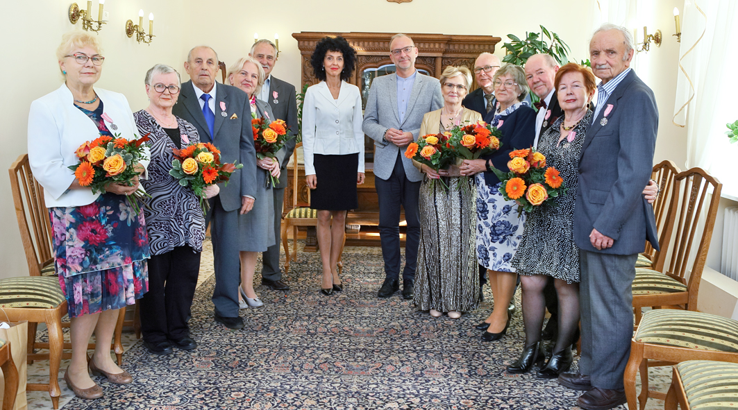 na zdjęciu uśmiechnięci ludzie