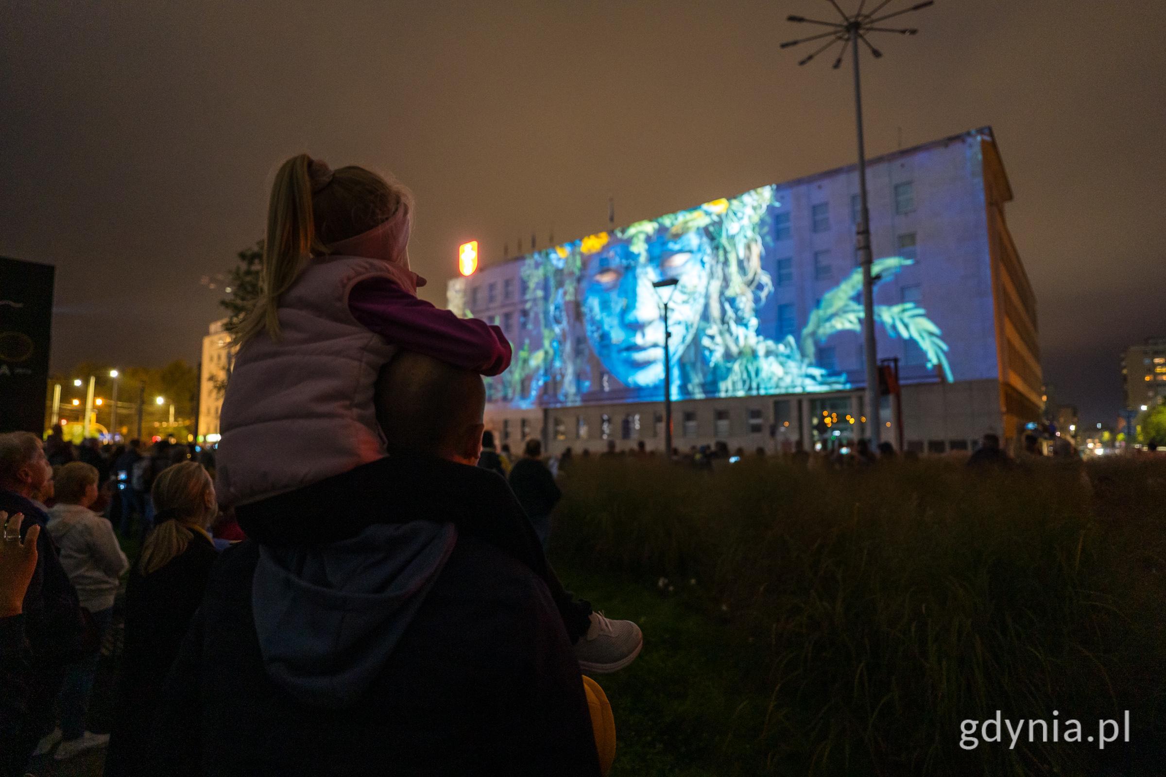 &bdquo;Zaczęło się  od morza. Baśniowa opowieść o Gdyni&rdquo;, video mapping na fasadzie urzędu miasta i widzowie