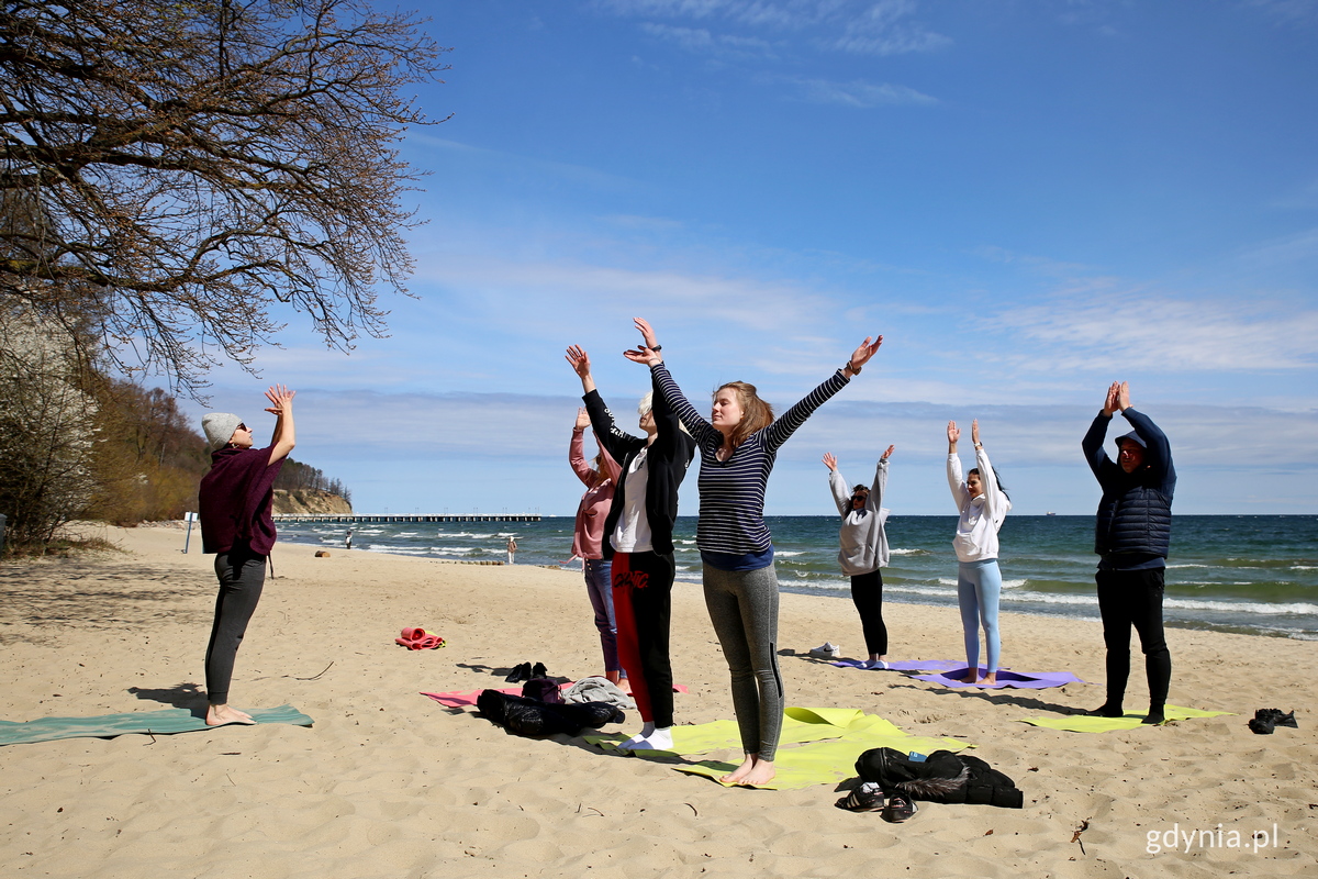 Marta Sendal prowadzi zajęcia z jogi na plaży w Orłowie. Fot. Przemysław Kozłowski