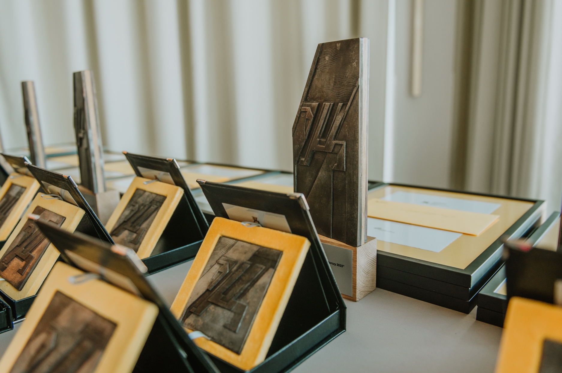 St&oacute;ł, na stole ułożone obok siebie ramki z nagrodami Gryf Gospodarczy