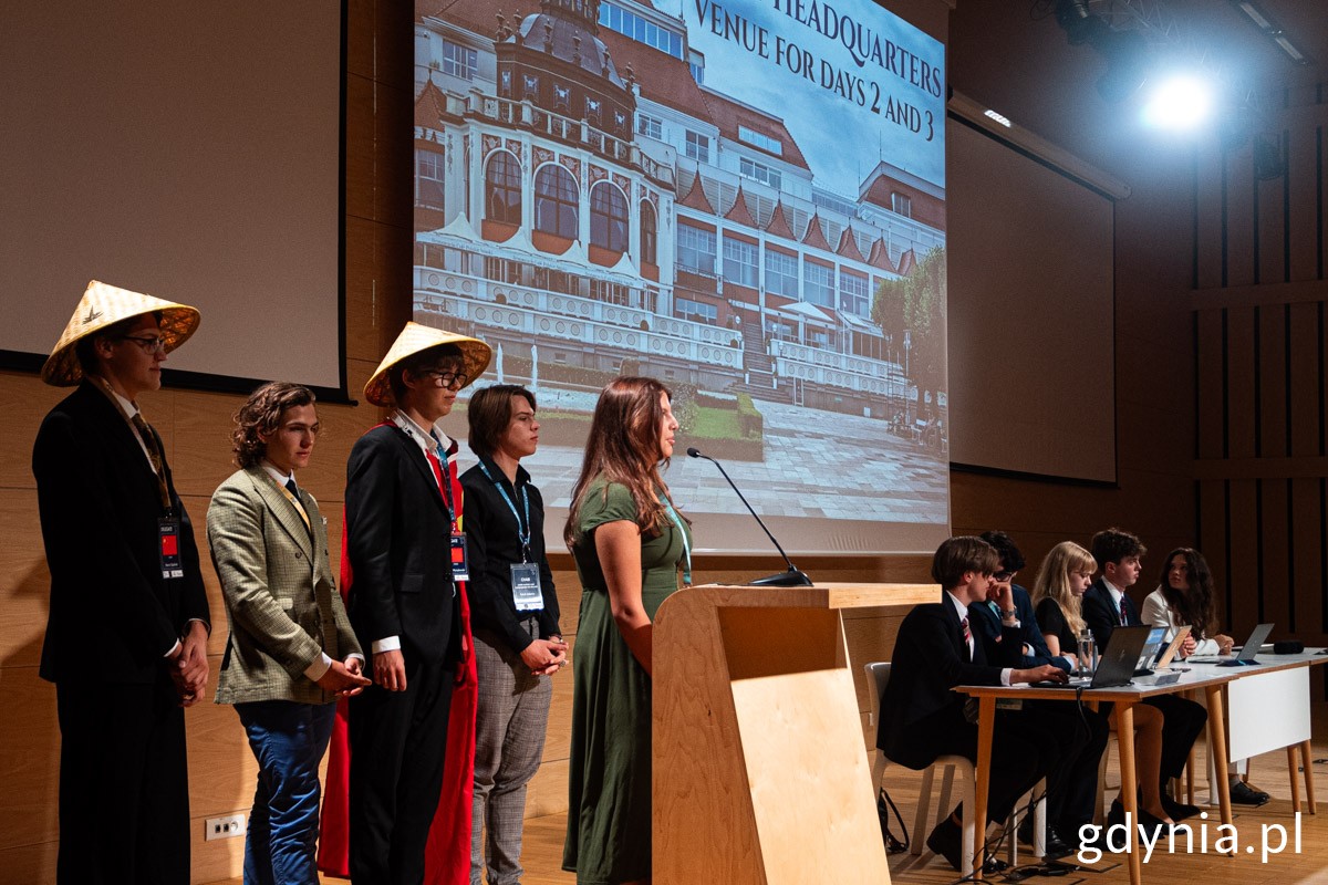 Młodzież przemawiająca ze sceny