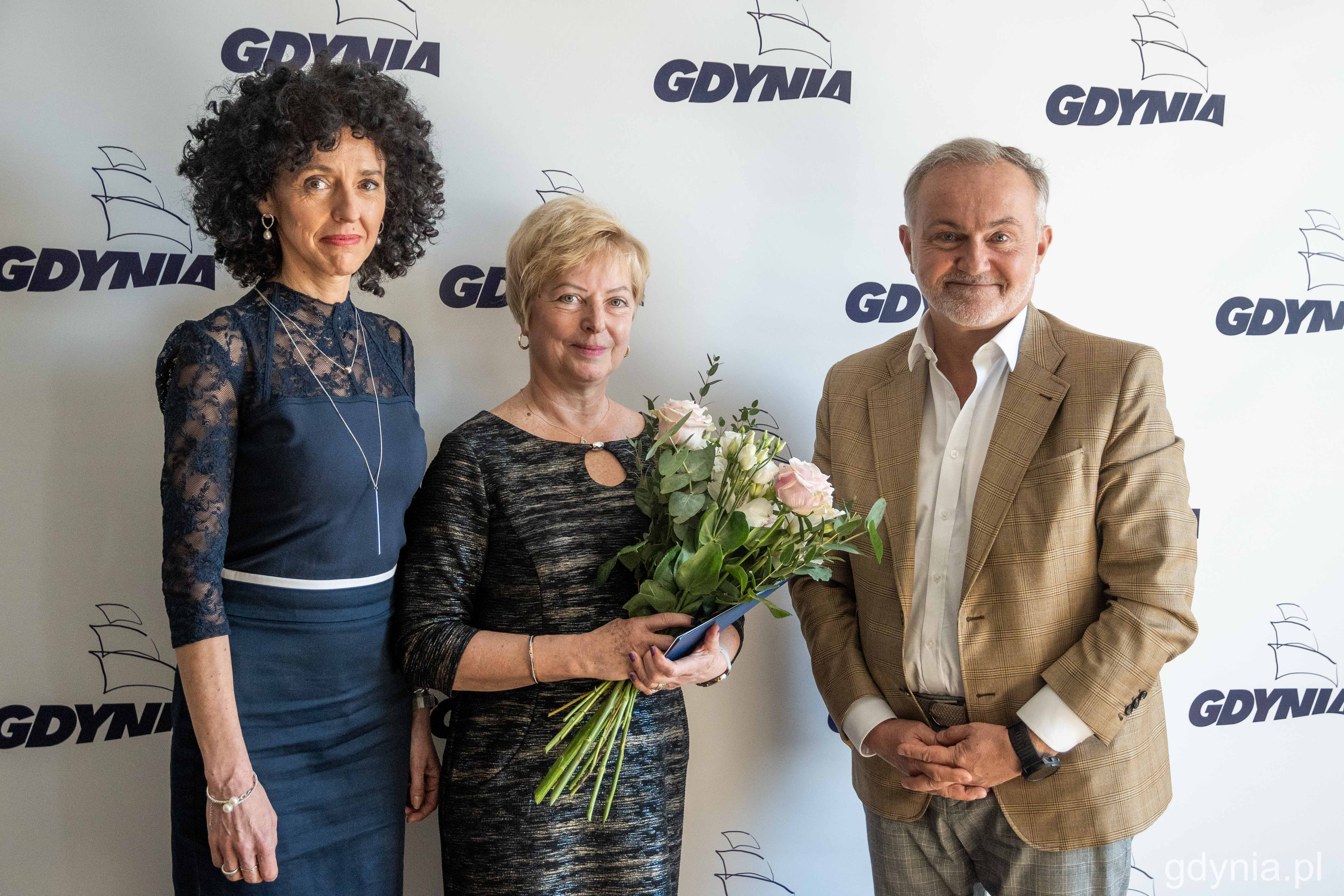 Na zdjęciu od lewej: Inocenta Nycz - kierownik USC, Lucyna Kolka - odchodząca na emeryturę zastępca kierownika USC, Wojciech Szczurek - prezydent Gdyni // fot. Paweł Kukla