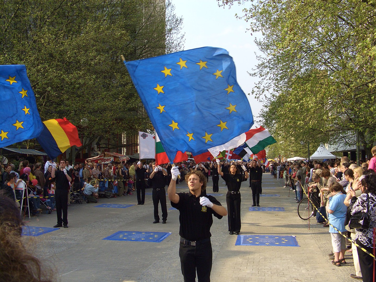 Inauguracja "Ścieżki Wizjoner&oacute;w" na zamkniętym dla ruchu samochodowego odcinku berlińskiej ulicy Friedrichstra&szlig;e. Źr&oacute;dło: Von Manuel Krueger-Krusche - Eigenes Werk https://commons.wikimedia.org