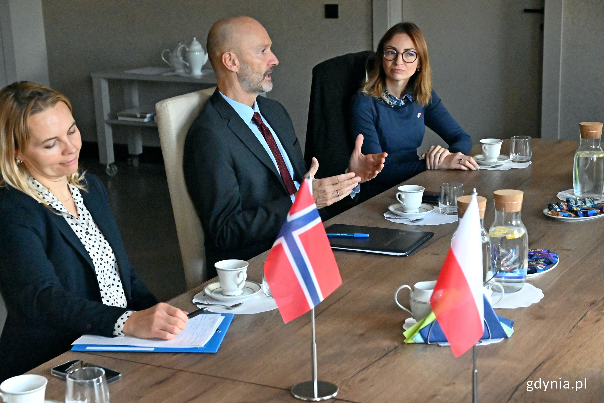 Od lewej: Małgorzata Olton &ndash; doradca z Ambasady Kr&oacute;lestwa Norwegii w Polsce, Anders H. Eide - ambasador Norwegii w Polsce oraz Weronika Haustein &ndash; konsul honorowy Norwegii w Gdyni podczas spotkania w Urzędzie Miasta Gdyni // fot. Magdalena Śliżewska