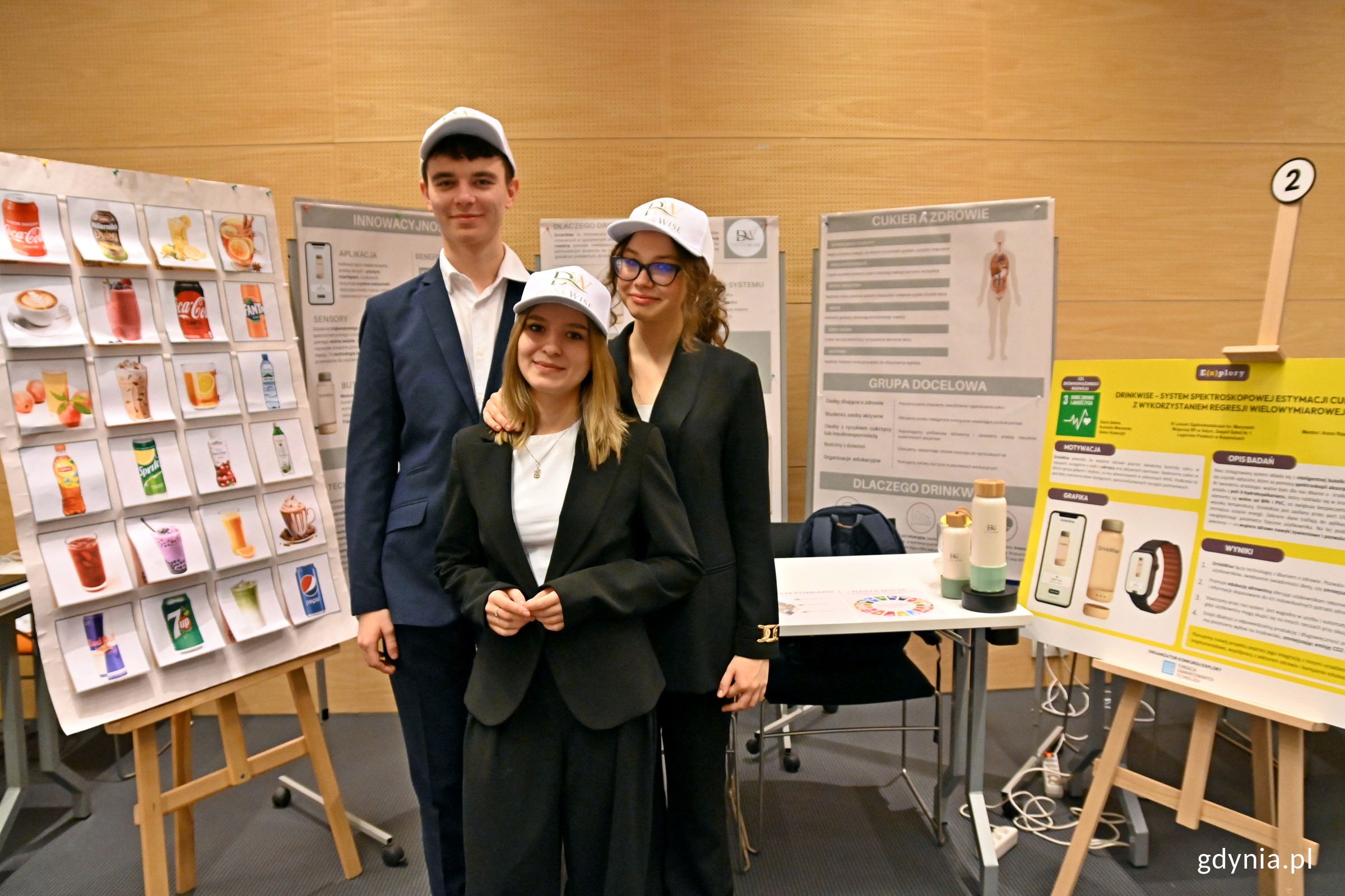 Team III Liceum Og&oacute;lnokształcącego w Gdyni i Zespołu Szk&oacute;ł nr 1 w Kozienicach &ndash; Daria Geleta, Kornelia Wieczorek i Oskar Krawczyk przy swoim stanowisku konkursowym (fot. Magdalena Czernek)