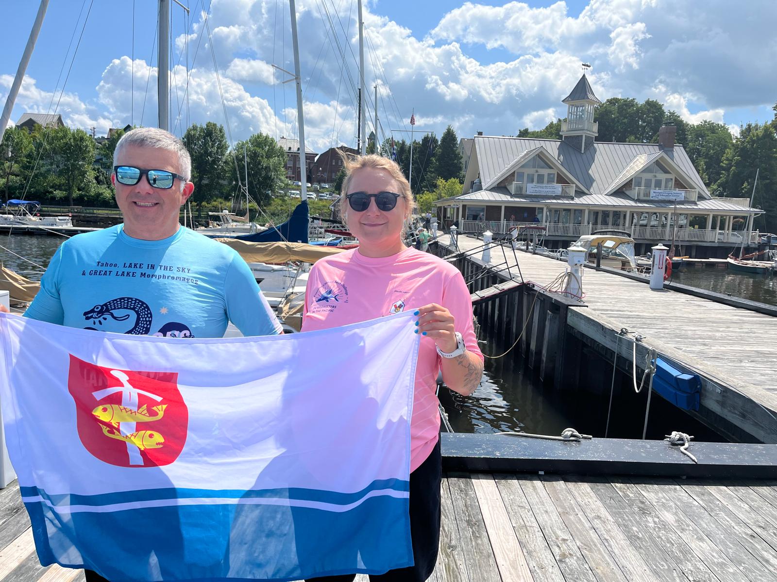 Piotr Biankowski i Aleksandra Kabelis stojący na molo i trzymający flagę Gdyni