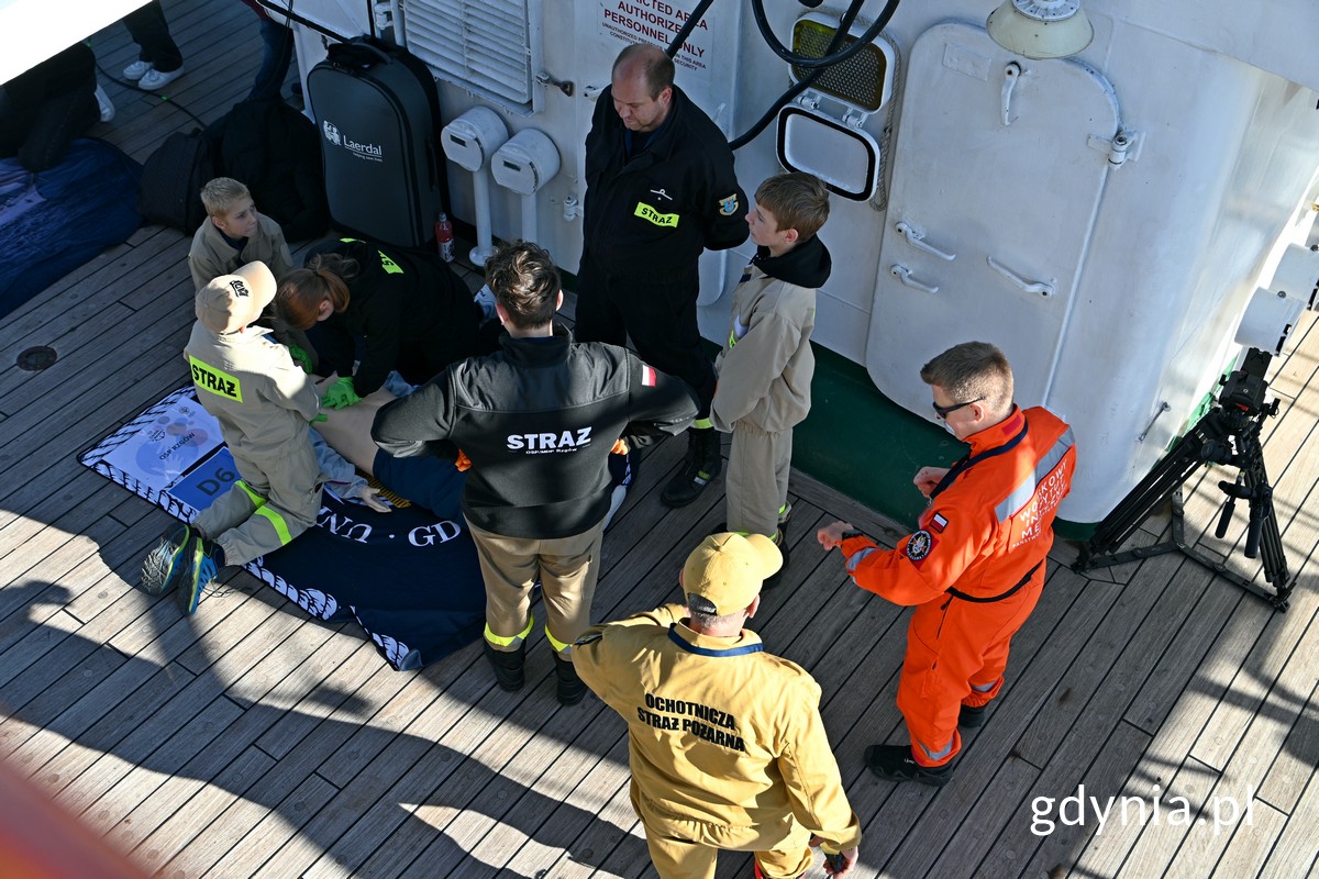 Ekipa OSP Rzg&oacute;w podczas bicia rekordu w liczbie os&oacute;b jednocześnie wykonujących resuscytację krążeniowo-oddechową w ramach akcji  &bdquo;Statek z sercem&rdquo; (fot. Magdalena Czernek)