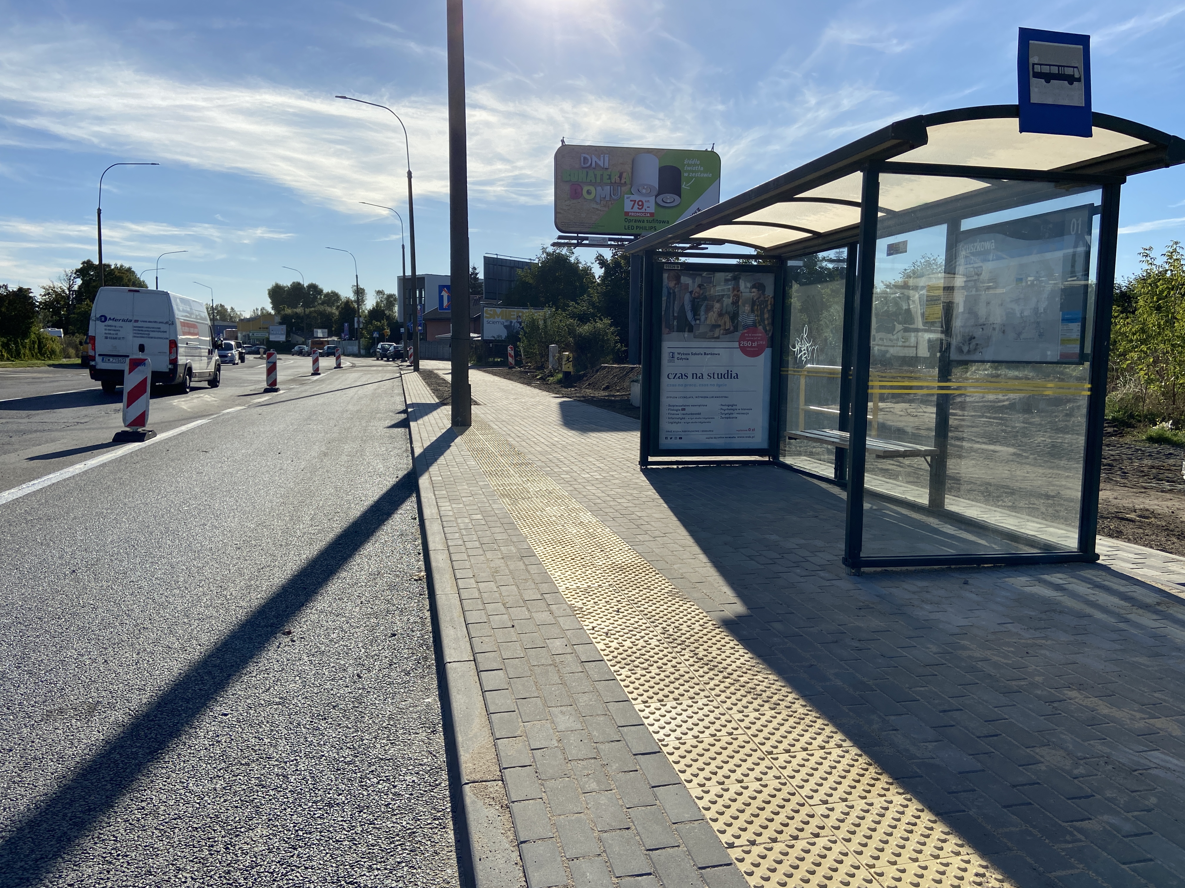 Pas jezdni, na kt&oacute;rym powstanie buspas po prawej wiata przystankowa // fot. ZDiZ