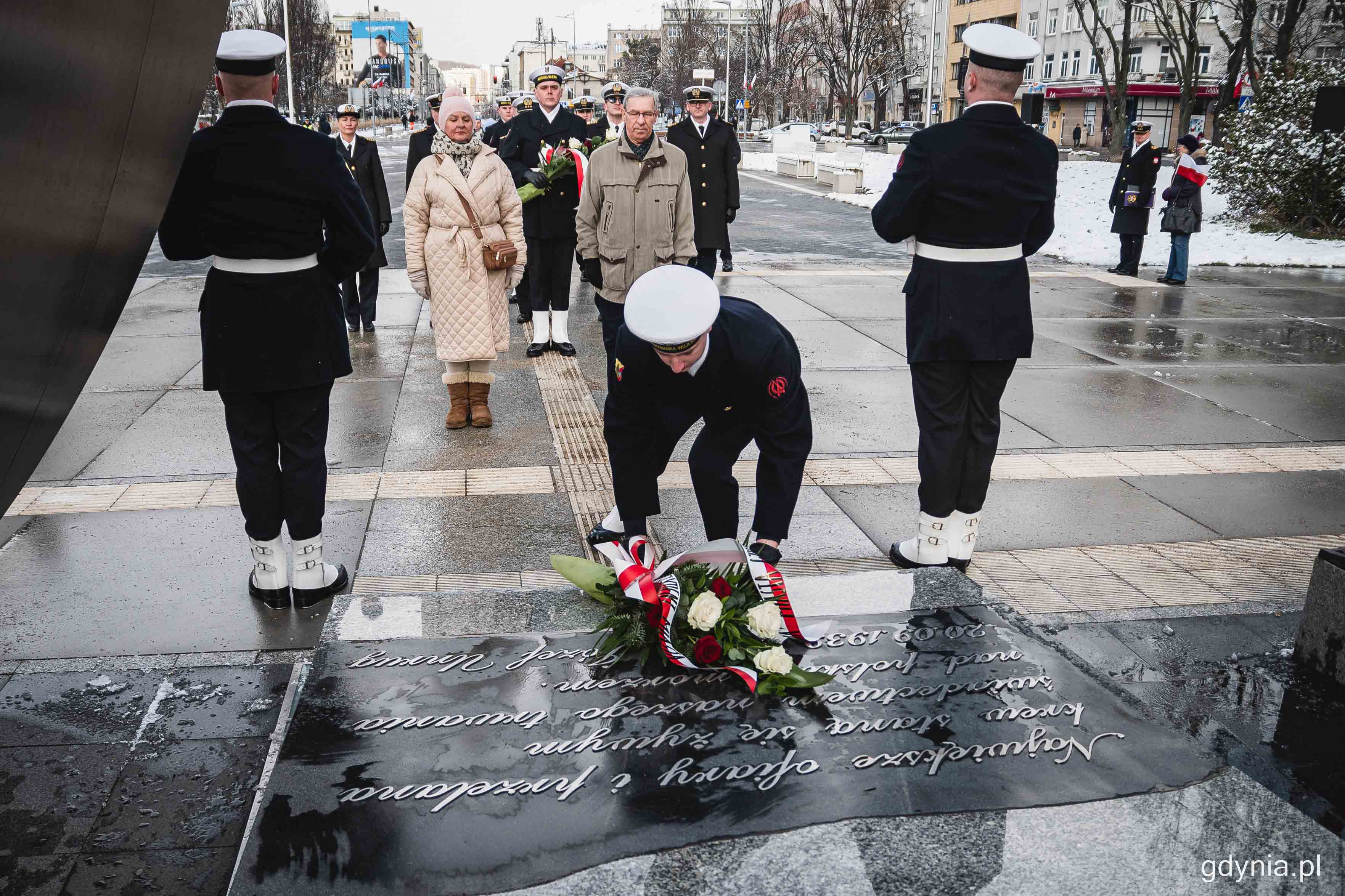 Elżbieta Raczyńska i Zenon Roda - delegacja gdyńskich samorządowc&oacute;w złożyła kwiaty przed pomnikiem Polski Morskiej z okazji 78. rocznicy zakończenia walk o Gdynię // fot. Kamil Złoch