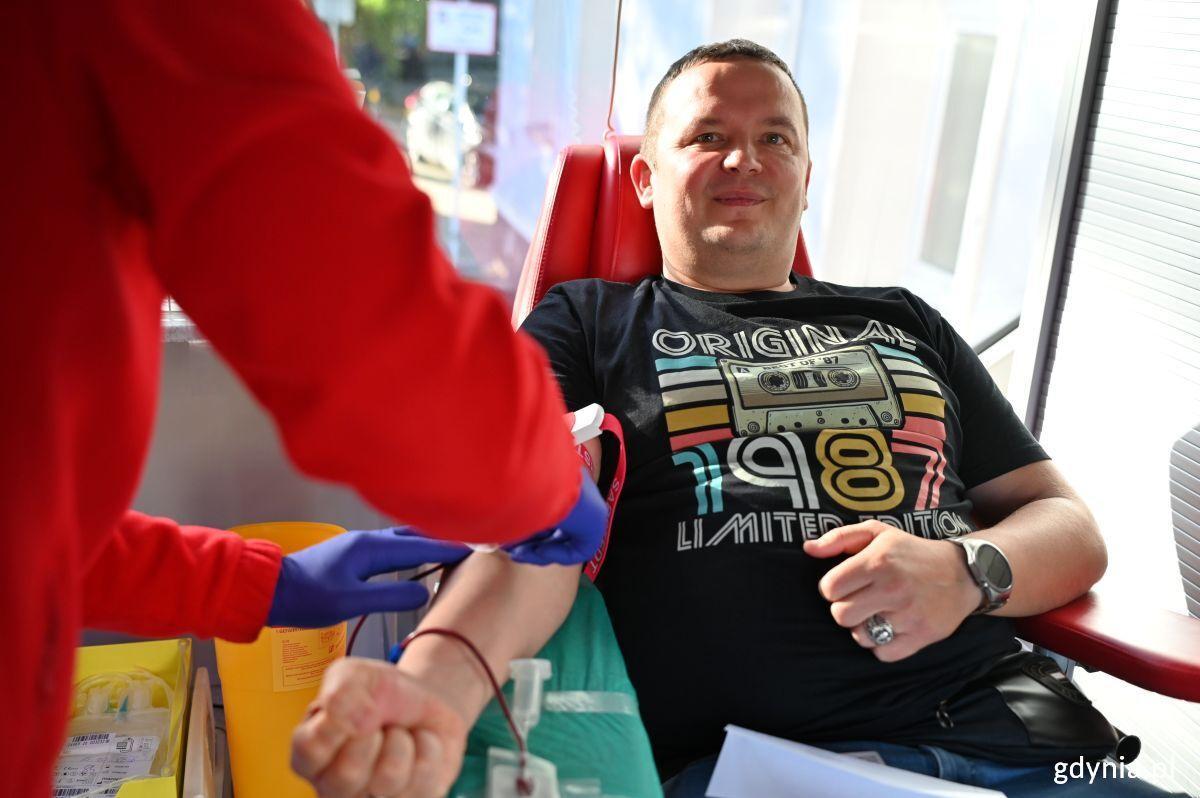 Paweł Buczko oddaje honorowo krew