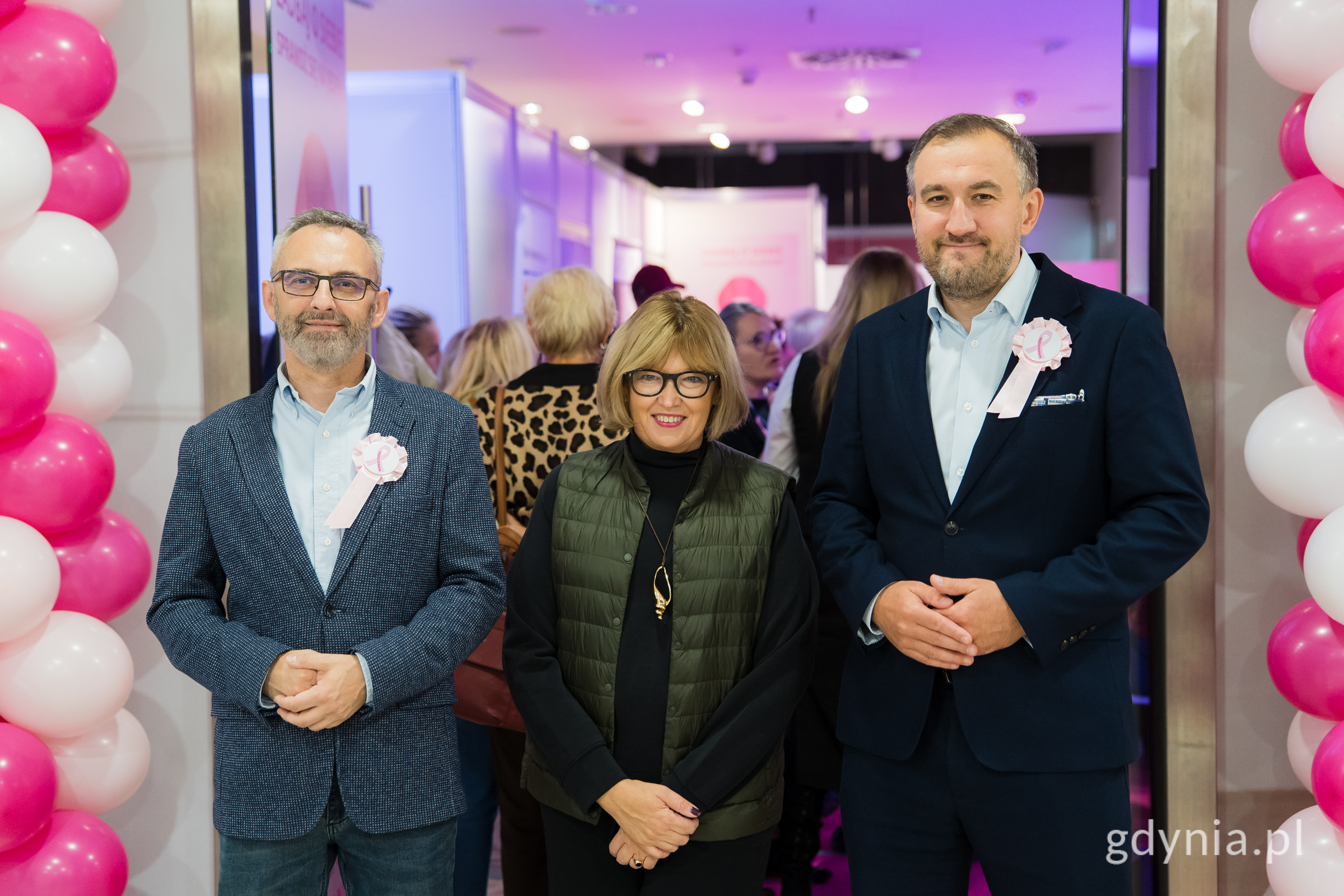 Razem stoją: wiceprezydent Tomasz Augustyniak, dyrektorka Galerii Klif Mariola Rog&oacute;ż i dyrektor pomorskiego NFZ Jacek Pilarczyk