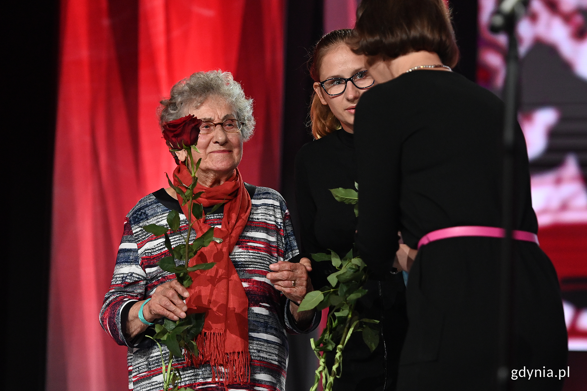 Wiceprezydent Gdyni, Katarzyna Gruszecka-Spychała wręcza jedną z nagr&oacute;d podczas gali zamykającej XII edycję Festiwalu Filmowego NNW, fot. Michał Puszczewicz